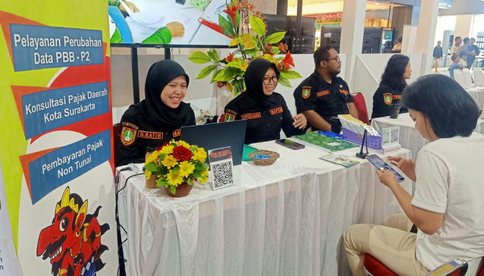 Warga wajib pajak memanfaatkan layanan bayar PBB pakai QRIS di stand Bapenda Kota Surakarta di Solo Paragon Lifestyle Mall.