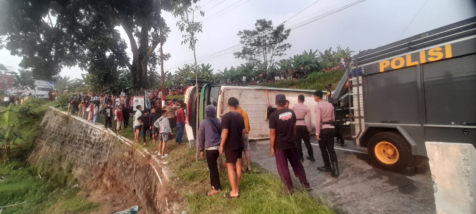 Bus yang terguling di Kemuning Karanganyar menutup seluruh akses jalan, Minggu (2/6/2024).