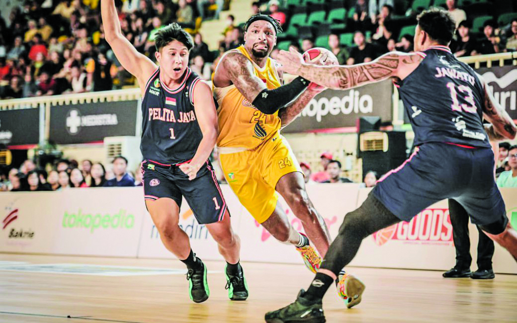 Bintang Kesatria Bengawan Solo Kentrell Barkley (kanan) dikawal ketat pergerakannya oleh pemain Pelita Jaya Jakarta di GOR UNJ,&nbsp;Minggu malam (2/6).