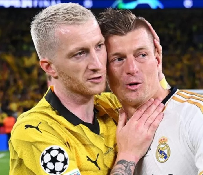 VETERAN TIMNAS JERMAN: Toni Kroos (kanan) berpelukan dengan Marco Reus setelah Real Madrid meraih kemenangan 2-0 atas Borussia Dortmund di final Liga Champions di Wembley, Minggu (2/6) dini hari.