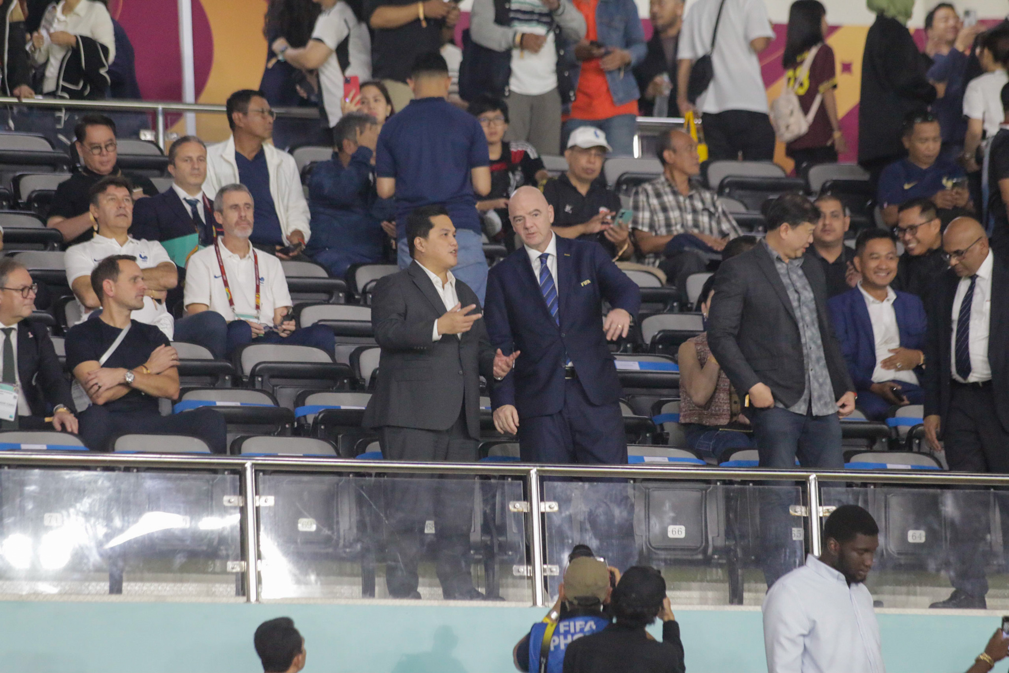 Ketum PSSI Erick Thohir bersama Giovanni Vincenzo Infantino saksikan Piala U-17 di Stadion Manahan 2023 lalu.