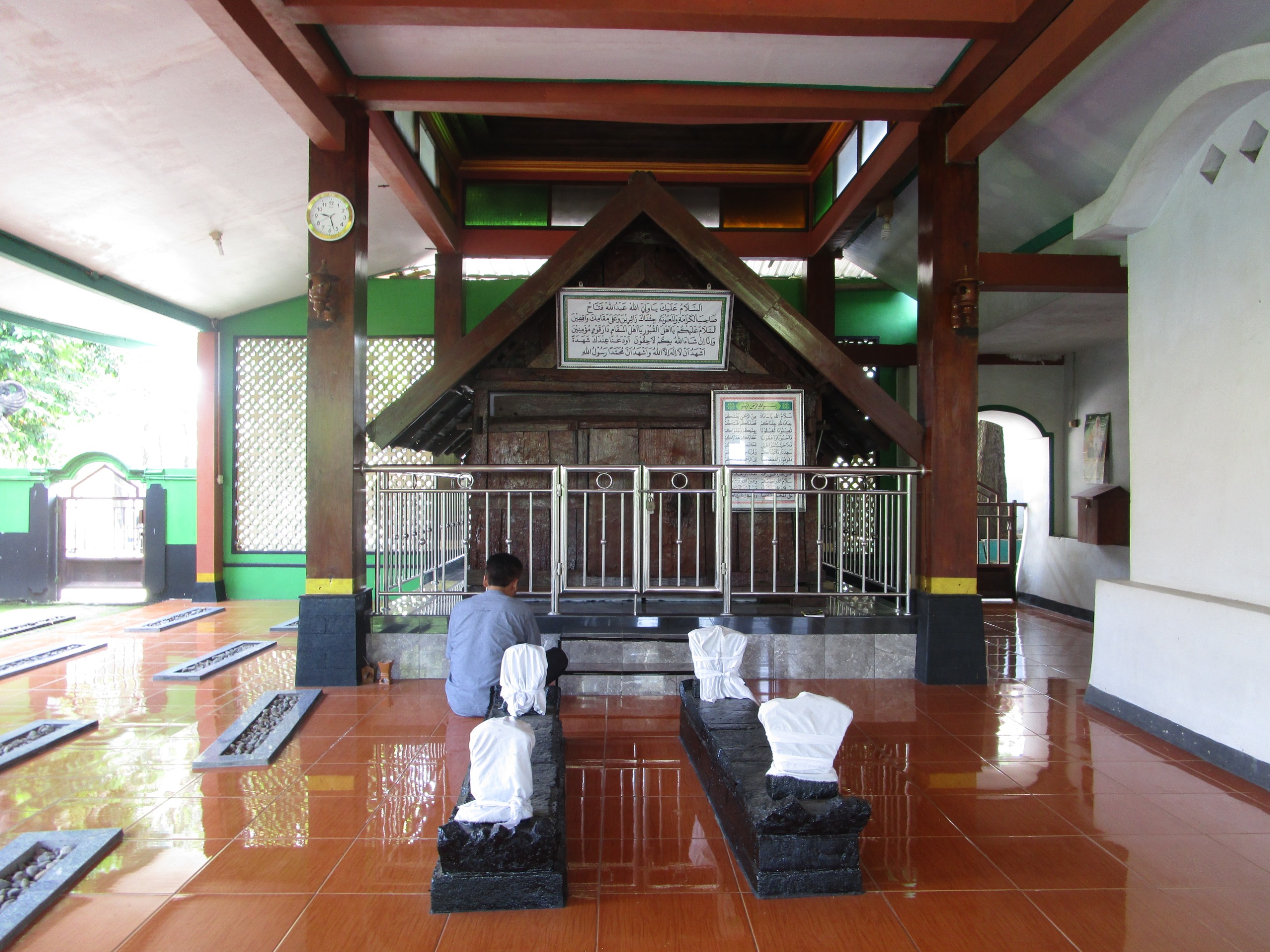 Makam Mbah Abdullah Fattah di Masjid Tiban, Mojogedang.