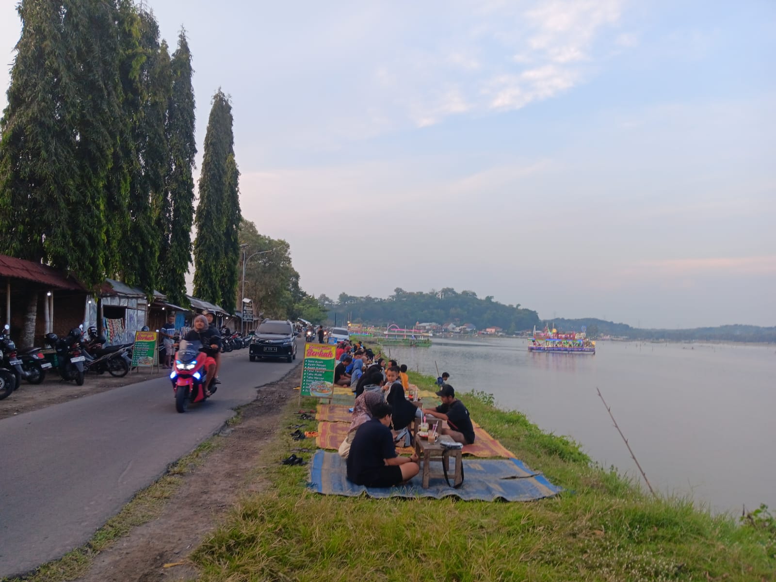 Sejumlah warga menikmati kuliner di pinggir Rowo Jombor di Desa Krakitan, Kecamatan Bayat, Klaten. (Angga Purenda/Radar Solo)