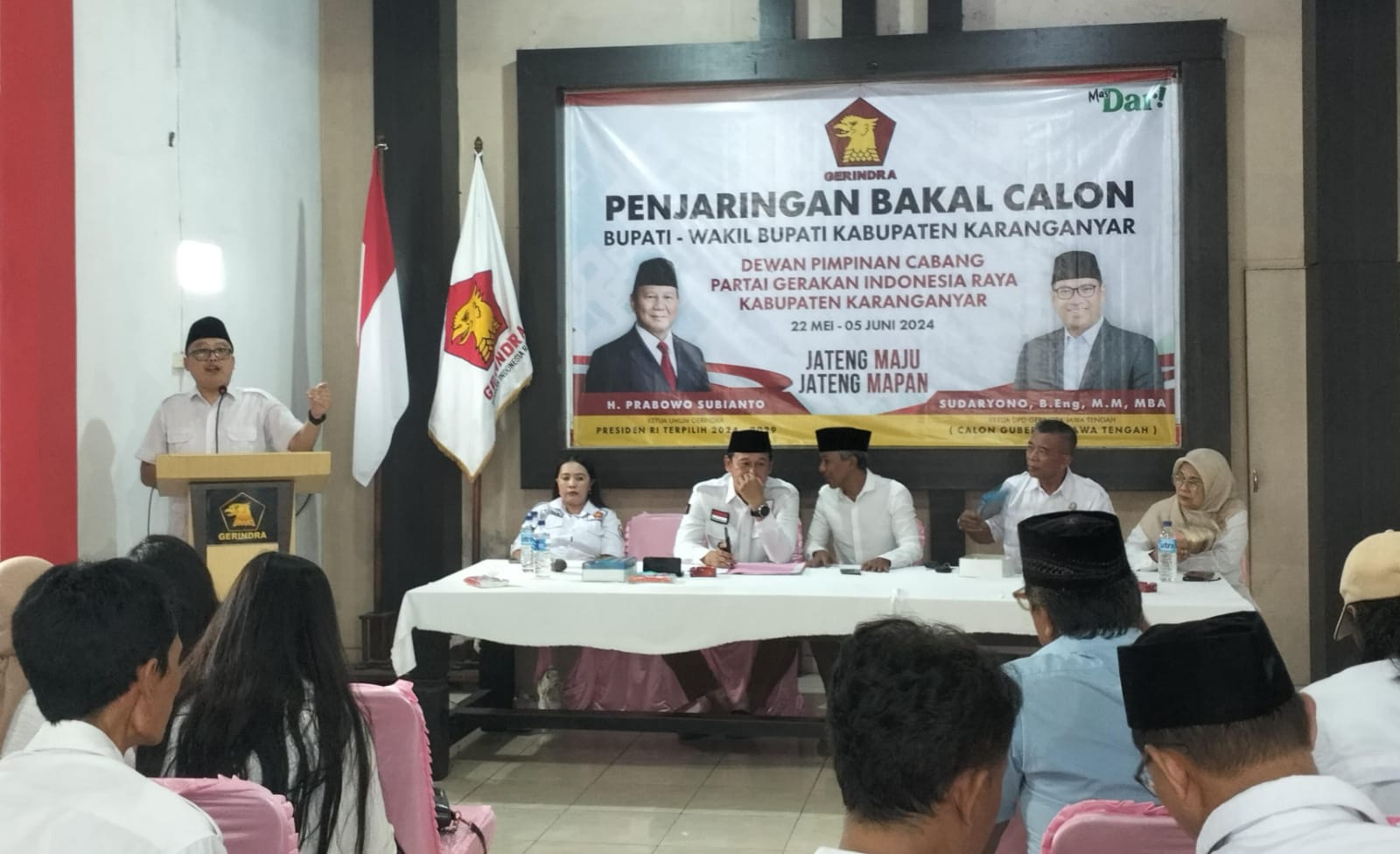 Proses pendaftaran Adhe Eliana sebagai bakal calon bupati Karanganyar di DPC Partai Gerindra, Sabtu (1/6/2024).