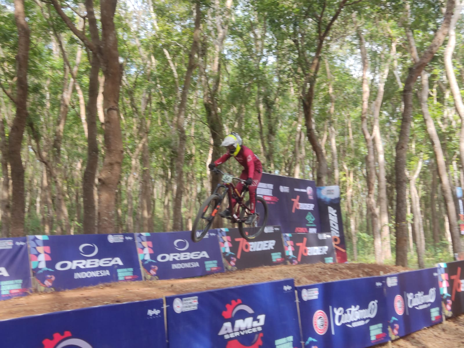 Pebalap unjuk gigi di Kandang Pitik Downhill Race 2024 Wonogiri yang digelar di Kecamatan Eromko, Minggu (2/6/2024).