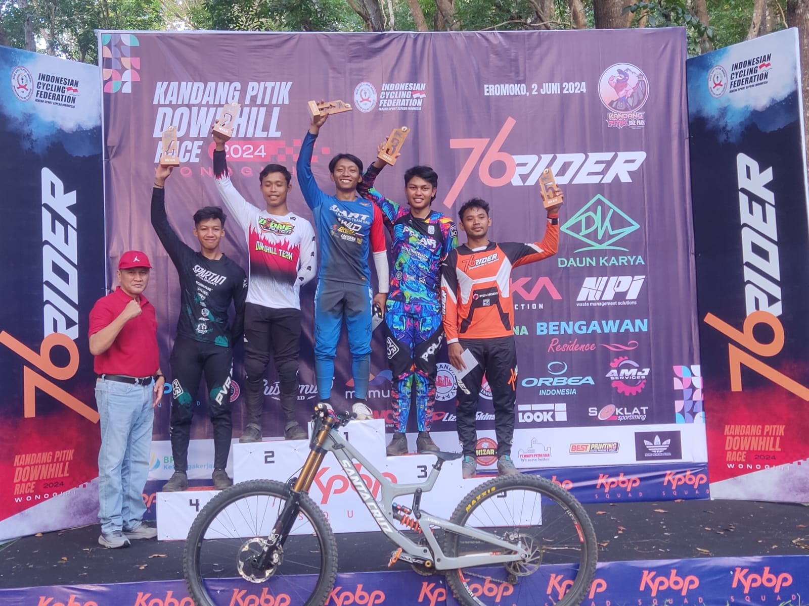 Wabup Wonogiri Setyo Sukarno bersama 5 besar tercepat ajang Kandang Pitik Downhill Race 2024 Wonogiri kelas Men Elite, Minggu (2/6/2024).
