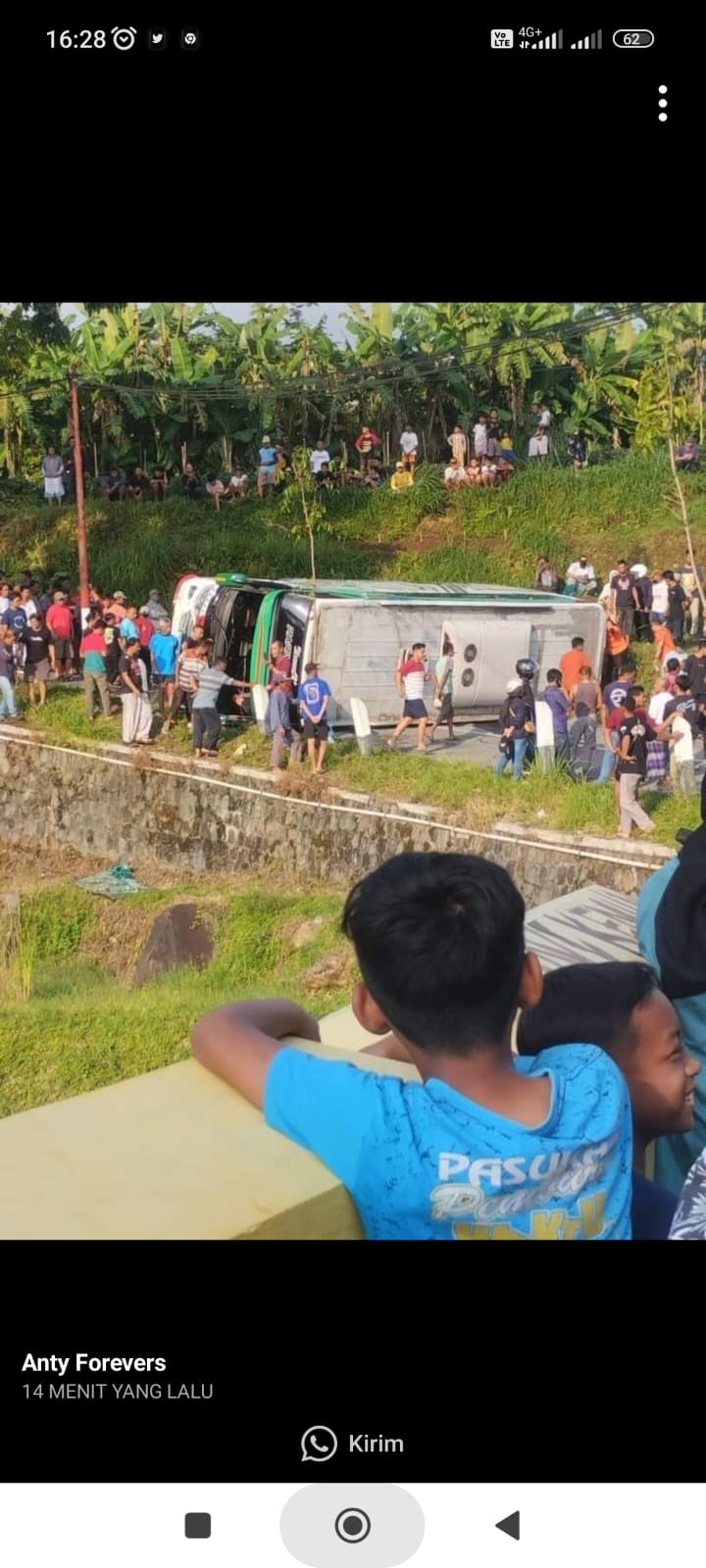 Bodi bus yang terguling di kawasan Kemuning, Karanganyar menutup seluruh badan jalan, Minggu (2/6/2024)