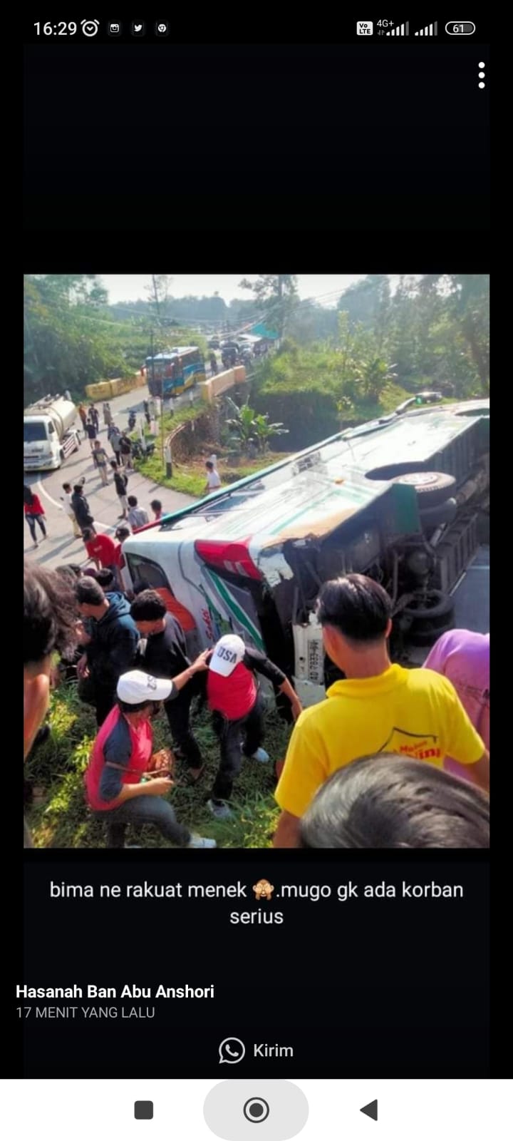 Bus yang terguling di kawasan Kemuning, Karanganyar, Minggu (2/6/2024).