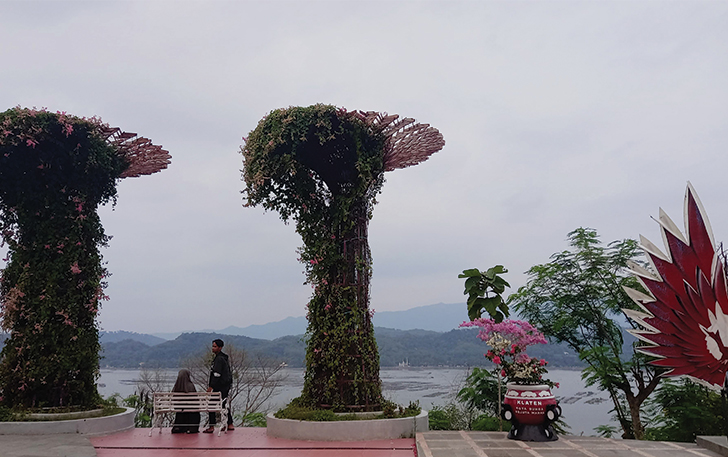 INSTAGRAMABLE: Wisatawan menikmati keindahan alam Rowo Jombor dari atas Bukit Sidoguro di Kecamatan Bayat, Kabupaten Klaten, Jumat (31/5/2024).