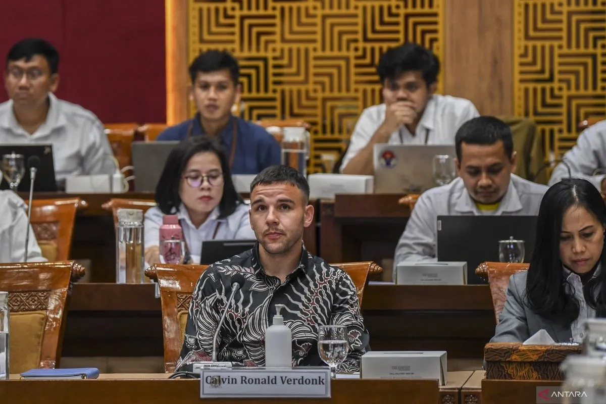 Pemain naturalisasi timnas sepak bola Indonesia Calvin Ronald Verdonk (tengah) mengikuti rapat kerja dengan Komisi X DPR di Kompleks Parlemen, Senayan, Jakarta, Senin (3/6/2024).