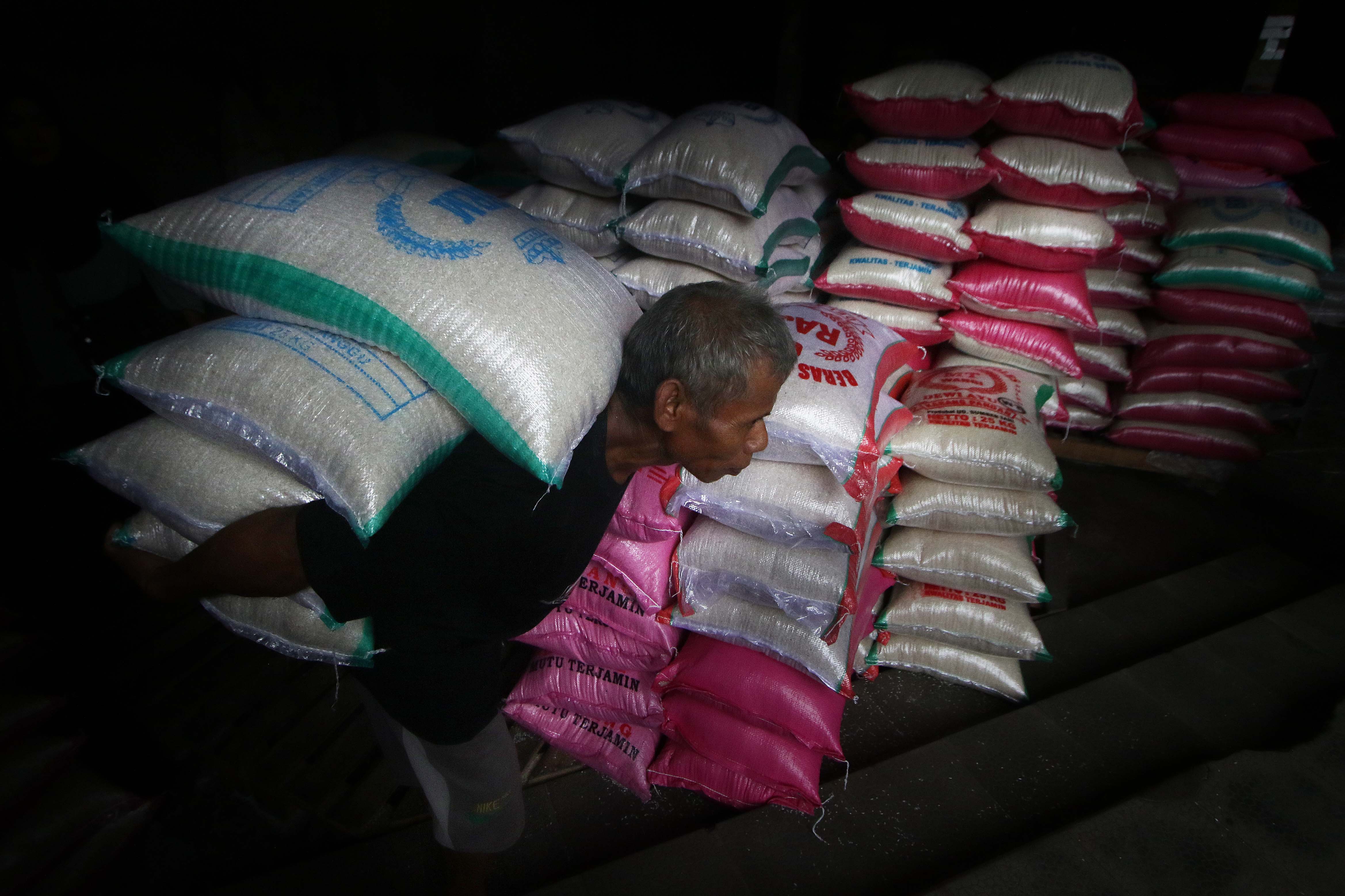Pekerja lepas menggendong beras di Pasar Legi Solo