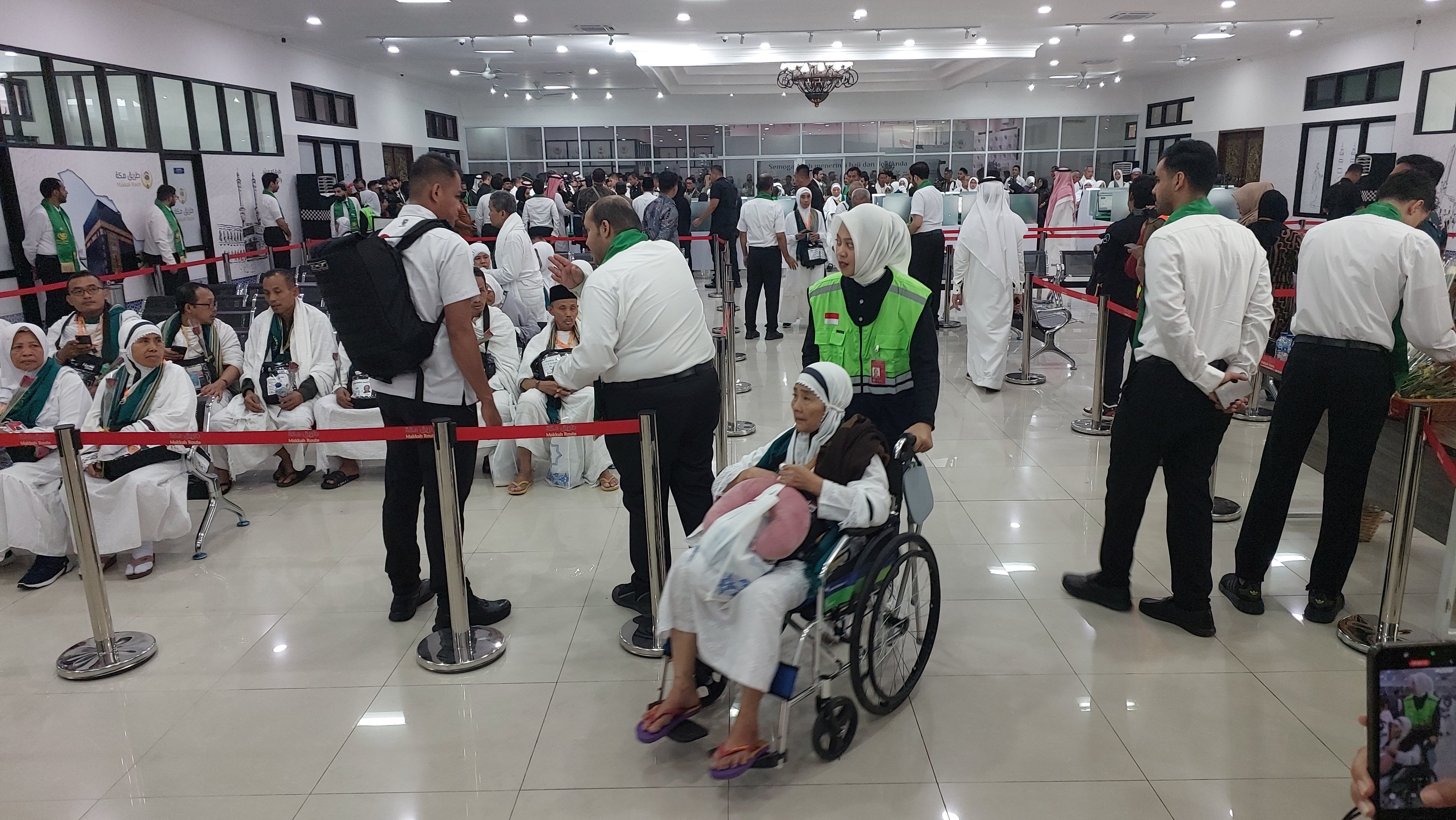 Ilustrasi petugas haji membantu CJH usai pengecekan dokumen di fast track Embarkasi Solo.