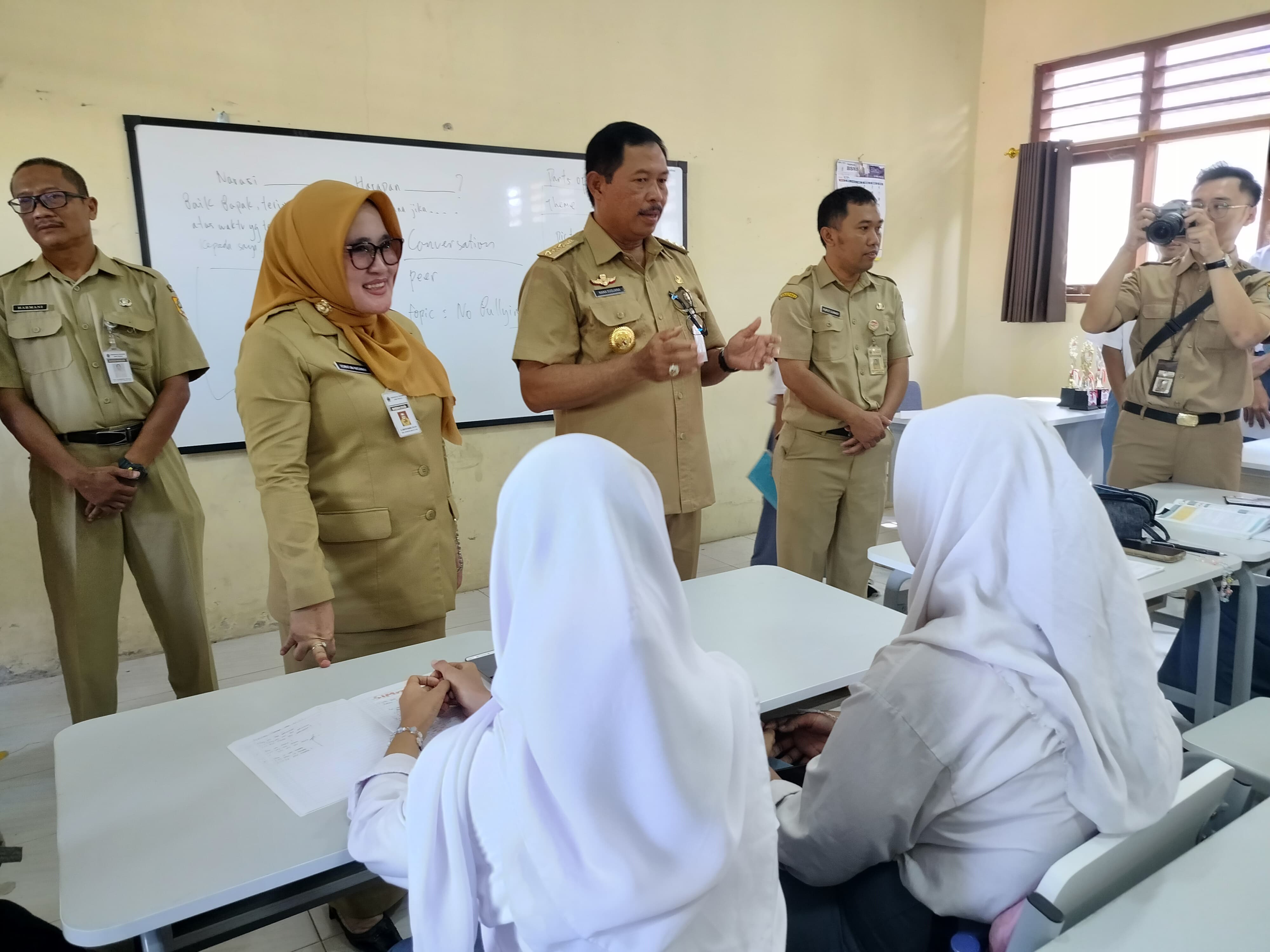 Pj Gubernur Jateng Nana Sudjana berinteraksi dengan para siswa SMAN 9 Kota Solo yang diresmikan, Senin (3/6/2024).