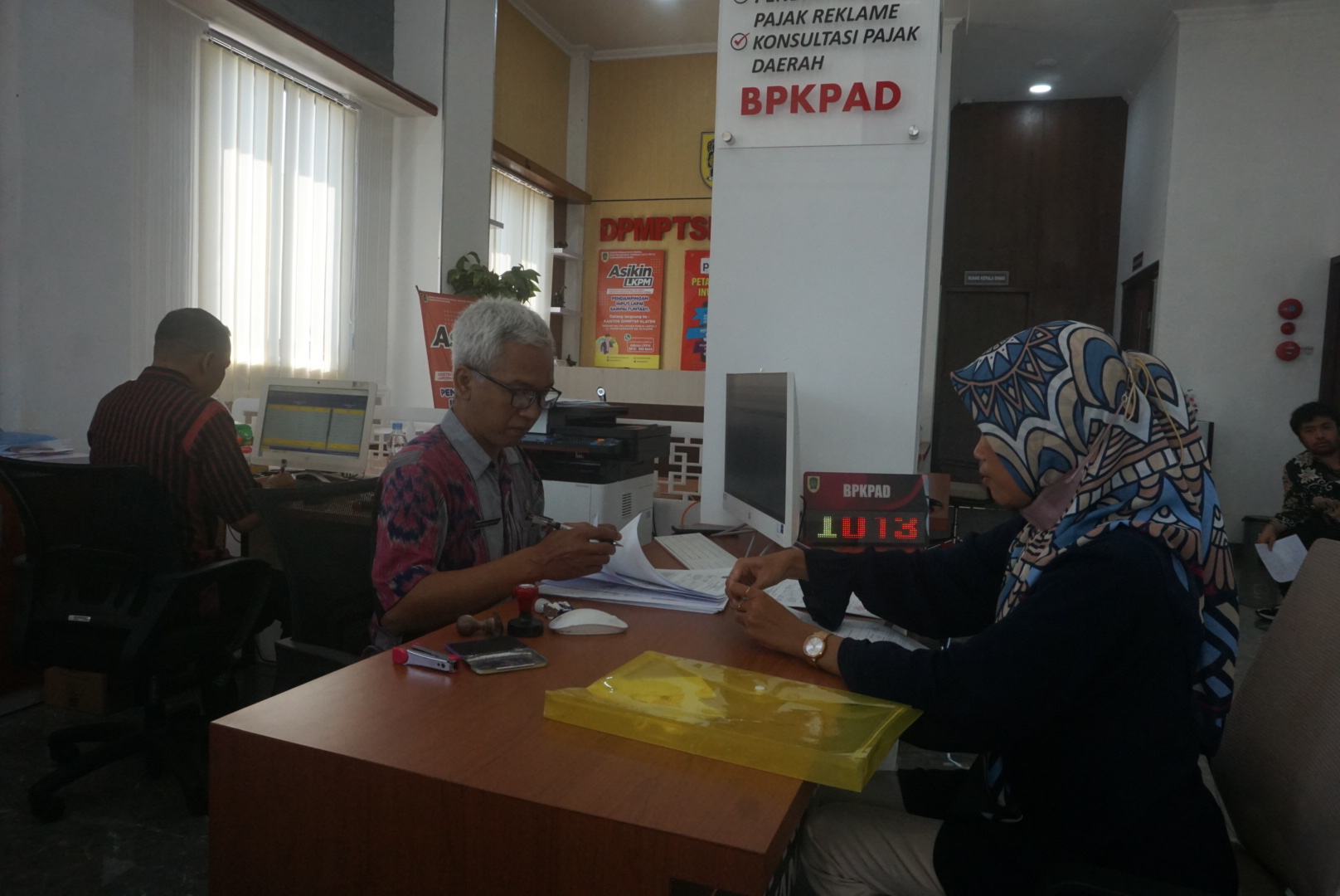 Layanan pembayaran pajak daerah konter BPKPAD Klaten di Mal Pelayanan Publik (MPP), Desa Semangkak, Kecamatan Klaten Tengah. (Angga Purenda/Radar Solo)