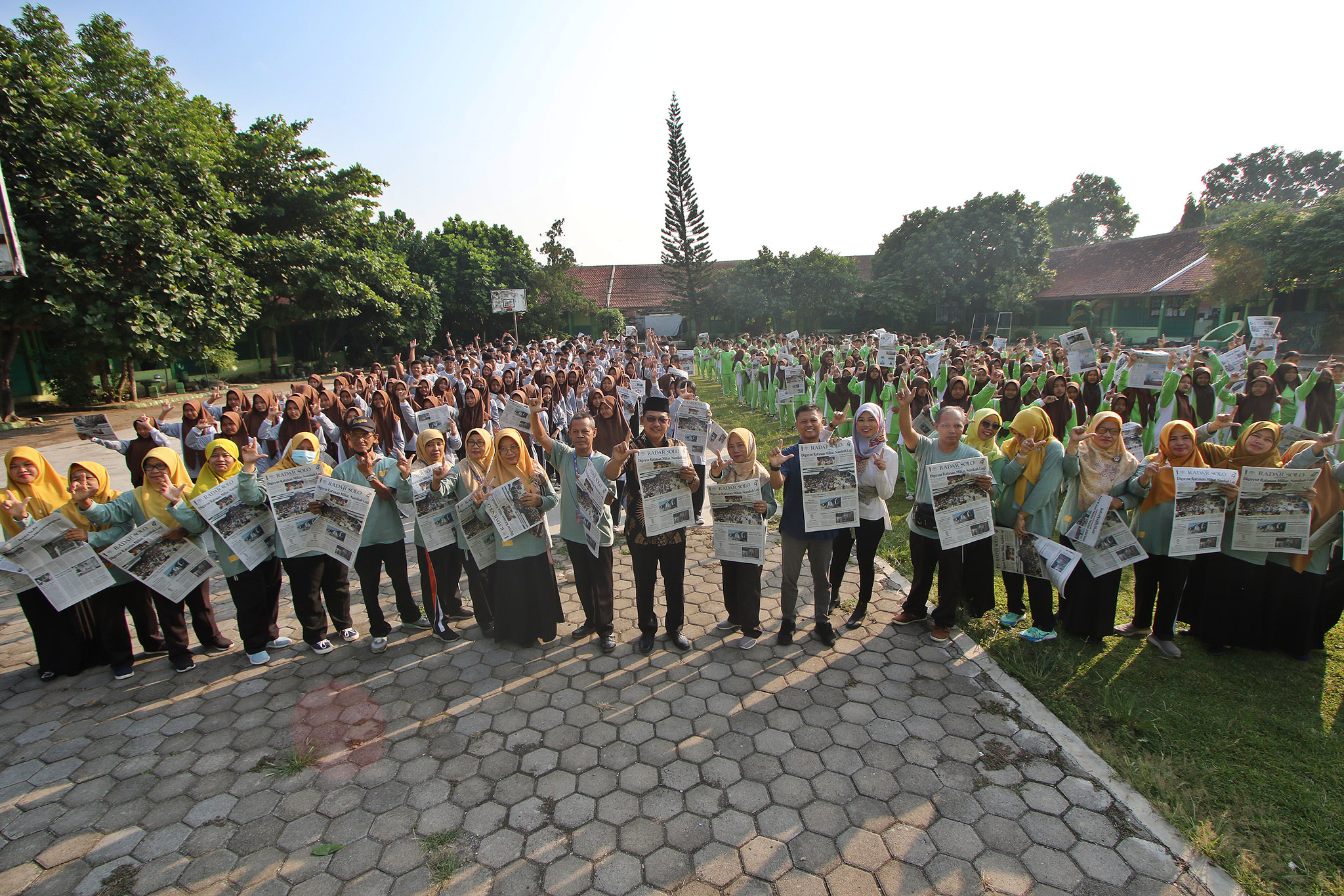 Guru dan siswa SMPN 2 Colomadu ikuti literasi jurnalistik, Jumat (3/6).