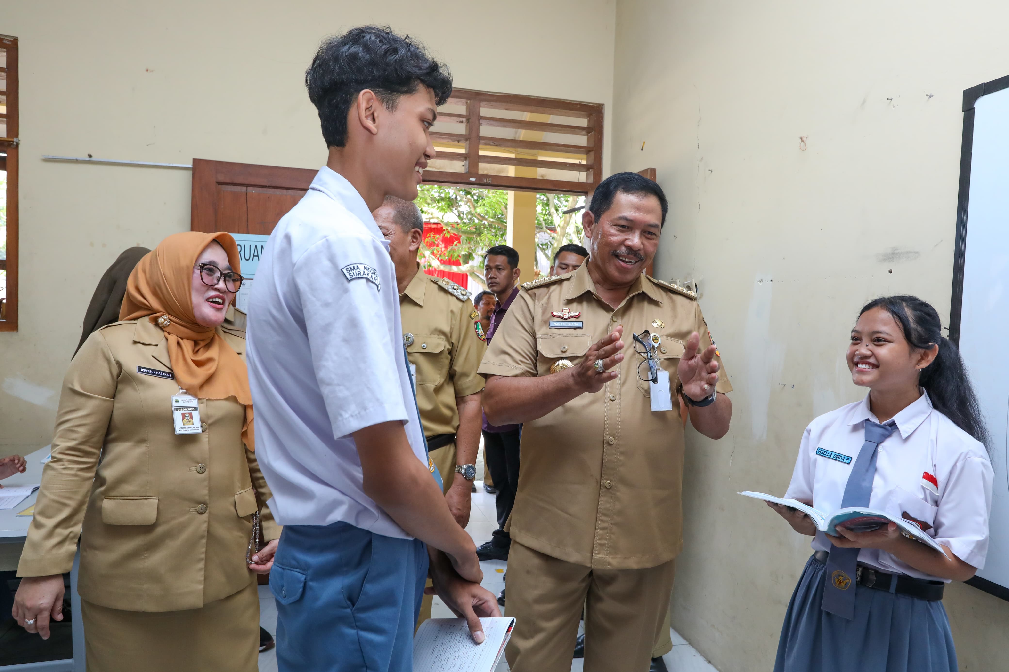 Pj Gubernur Jateng Nana Sudjana berinteraksi dengan murid SMAN 9 Kota Solo di sela peresmian sekolah setempat, Senin (3/6/2024).