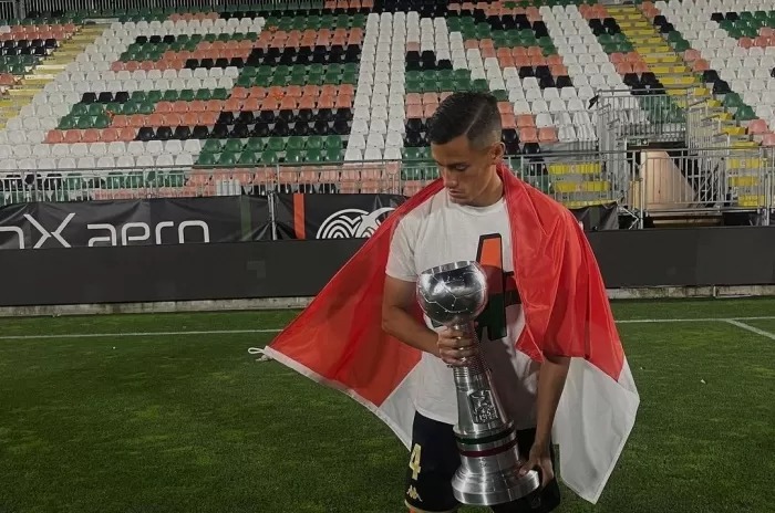 Jay Idzes tak lupa membawa Bendera Indonesia dalam perayaan usai membawa timnya lolos ke Serie A.