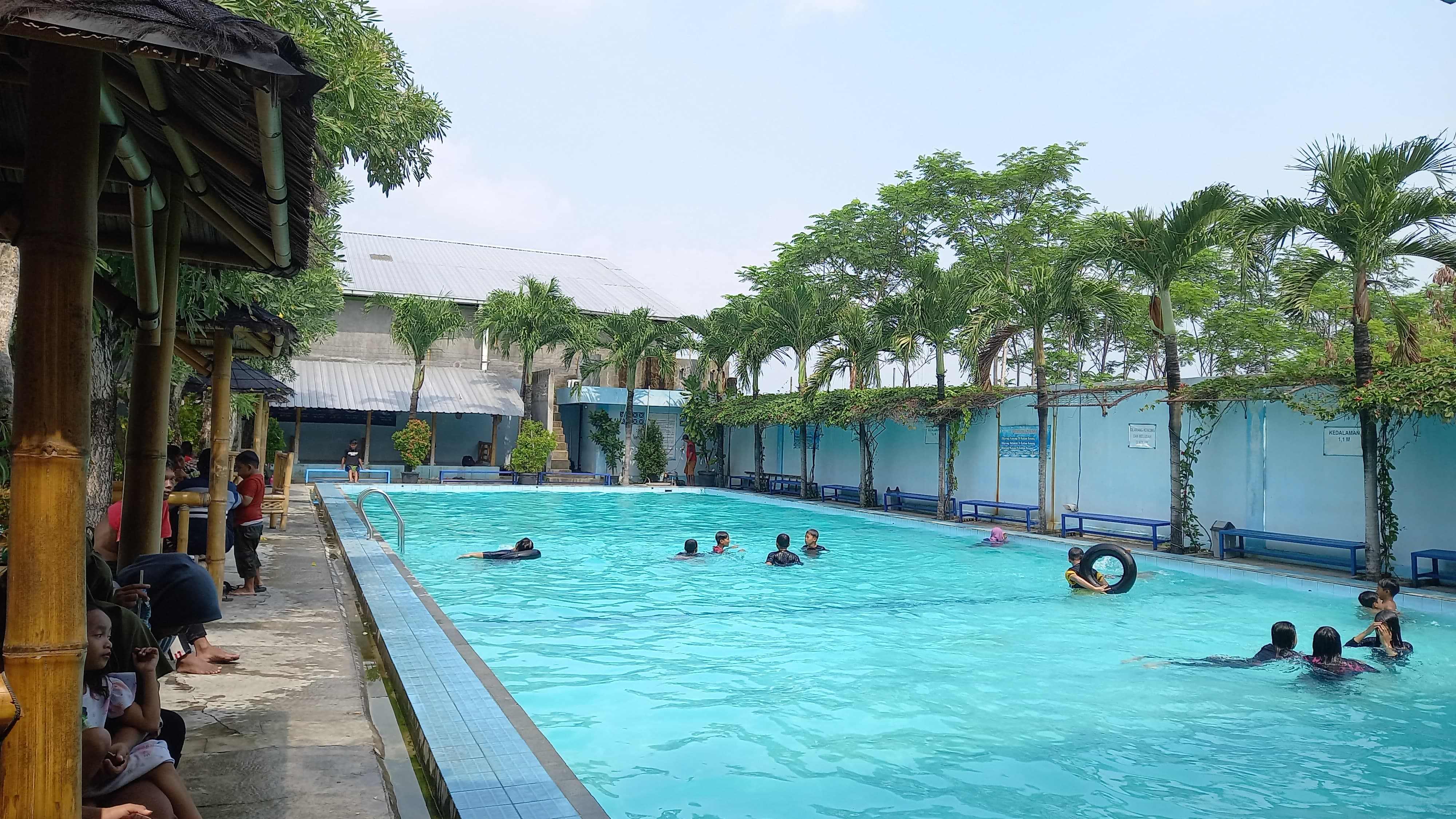 Suasana kolam renang dewasa di Tirta Adi, di Pedan, Klaten.