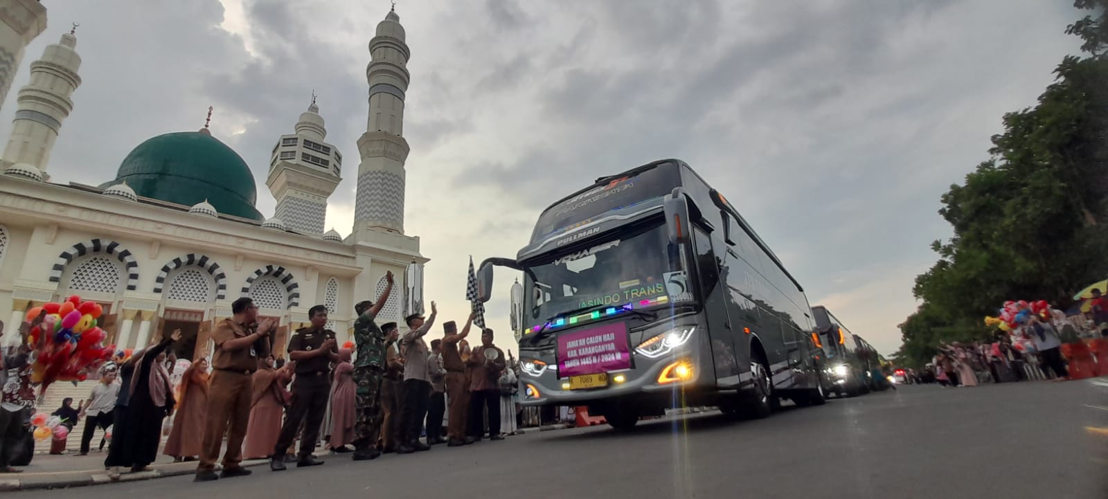 Pemberangkatan calon jemaah haji asal Karanganyar dari halaman Masjid Agung Madaniyah, kemarin (3/6). (Rudi Hartono/Radar Solo)