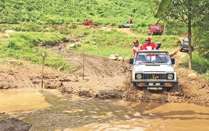 Wisatawan diajak melintasi rute perbukitan hingga sungai.