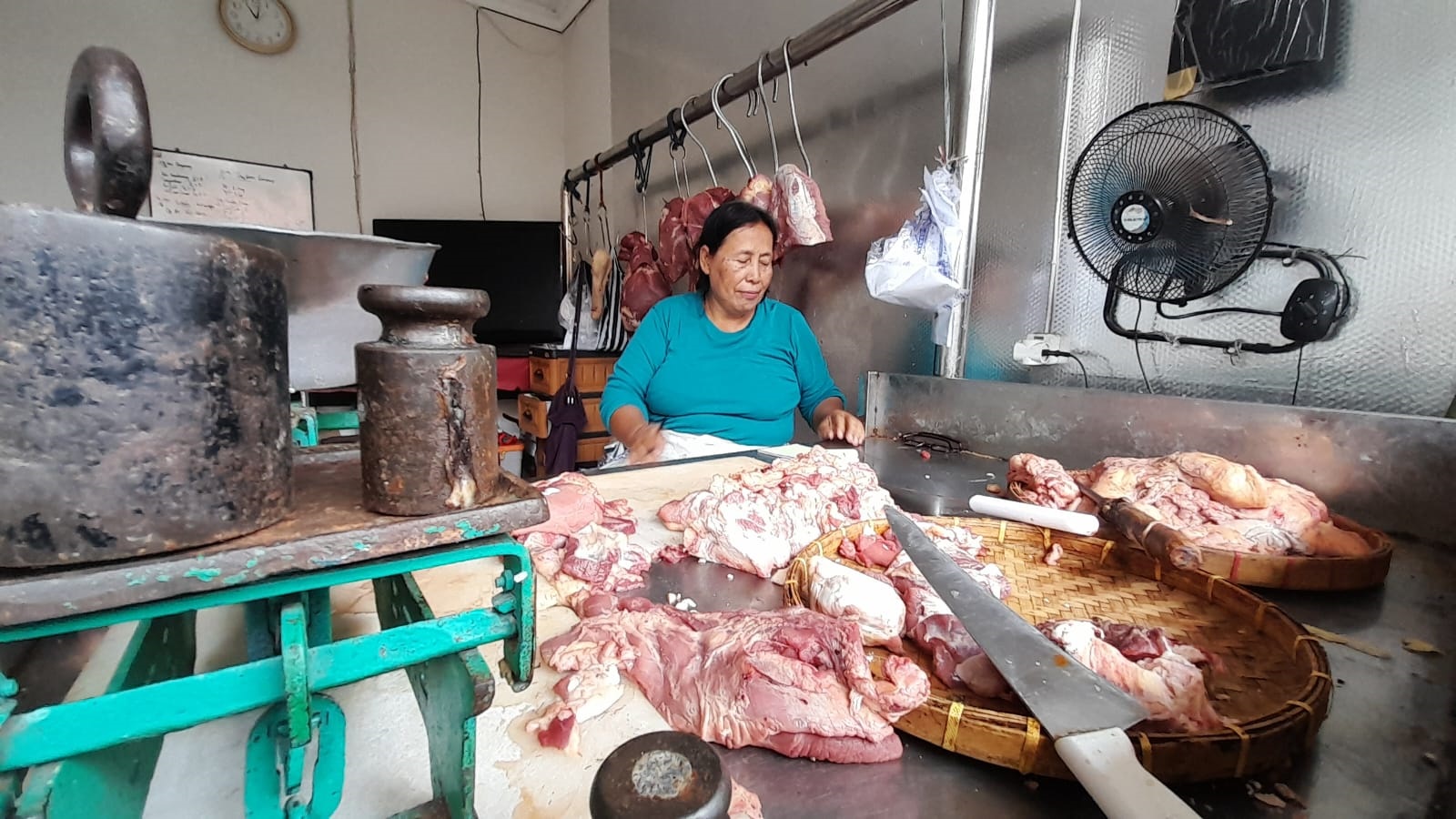 &nbsp;Penjual daging di Pasar Legi tengah menjajakan jualannya.