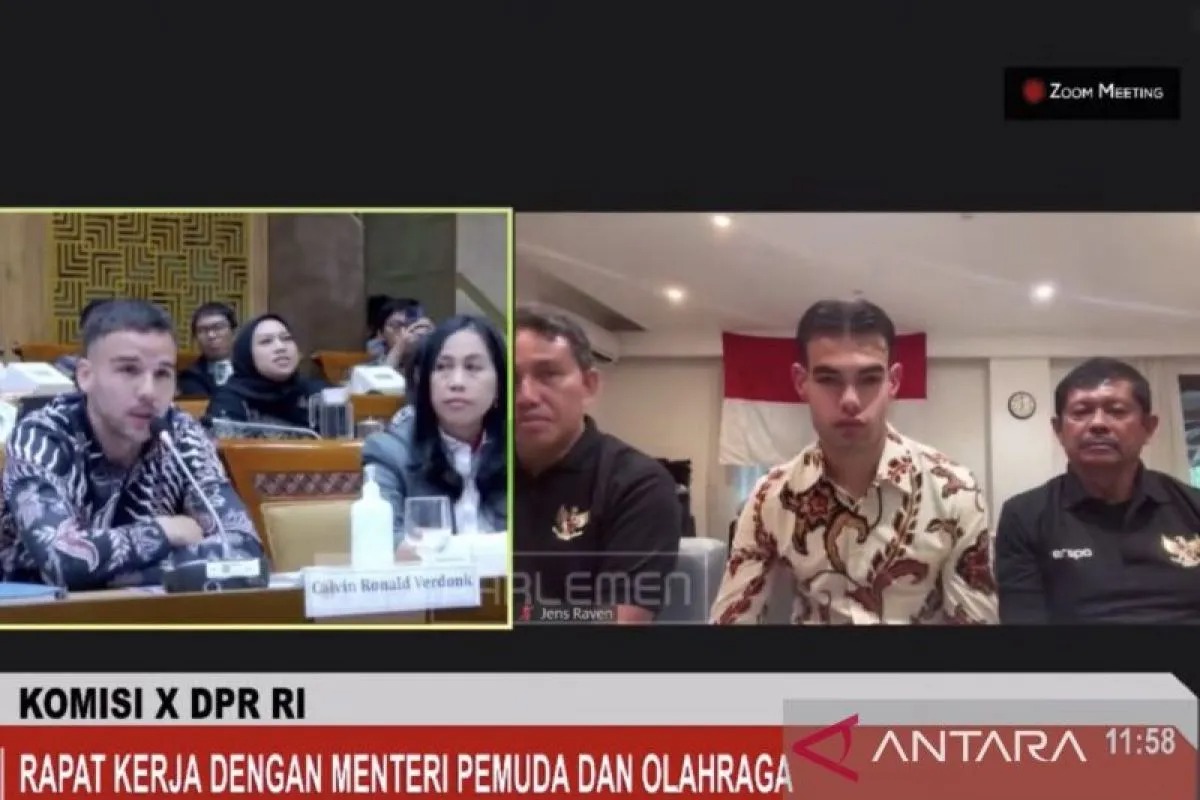 Tangkapan layar calon pemain Indonesia Calvin Verdonk (kiri) dan Jens Raven (kanan) saat keduanya mengikuti proses naturalisasnya pada rapat kerja di Gedung DPR, Jakarta, Senin (3/6/3024).
