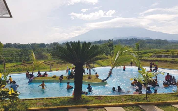Suasana Kolam Bermain Pesona Tamansari dengan konsep kolam renang ala pantai.