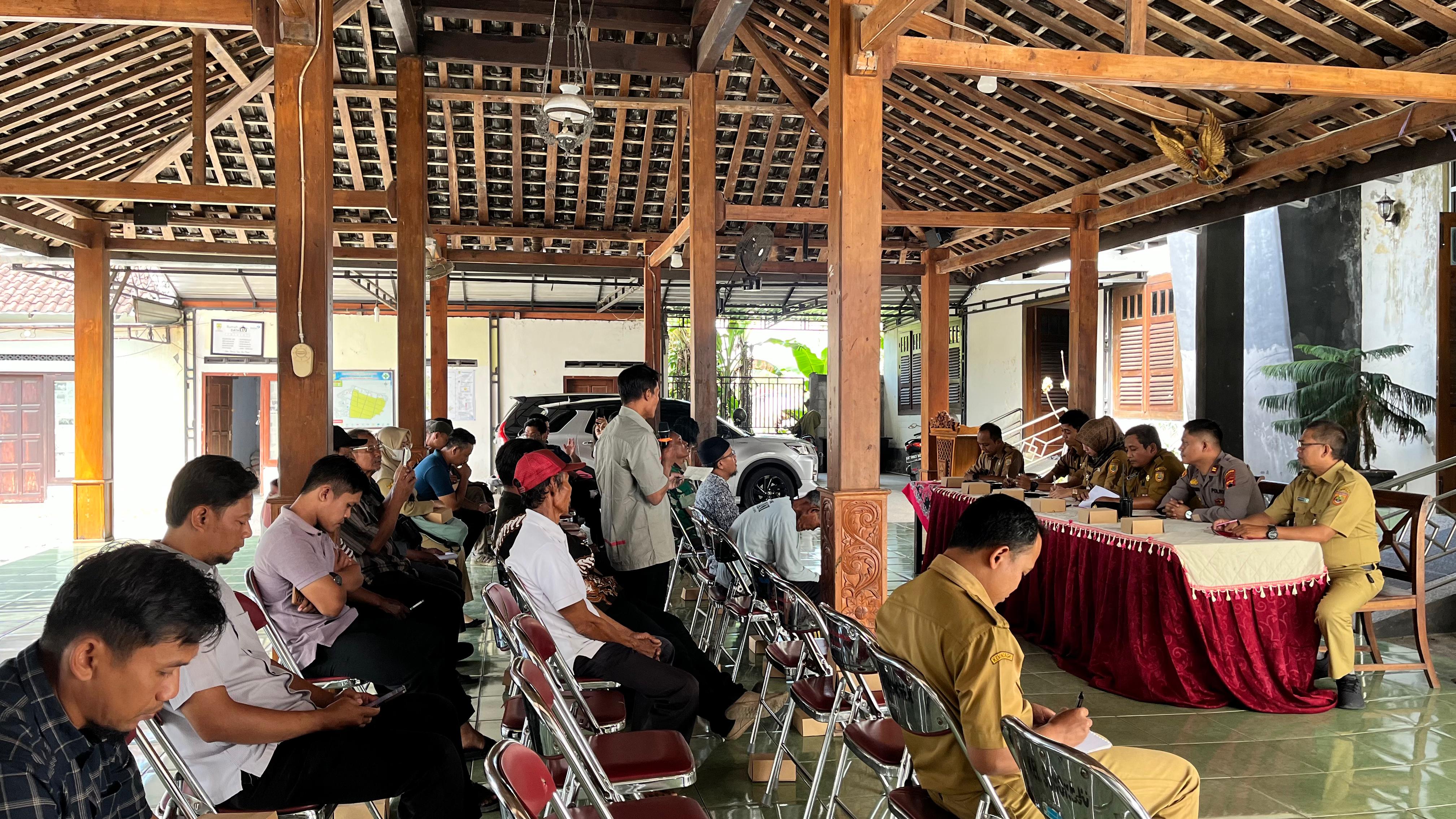Mediasi antara pengusaha pabrik daur ulang plastik dan petani di kantor Kelurahan Sonorejo, Kecamatan/Kabupaten Sukoharjo, Selasa (4/6).