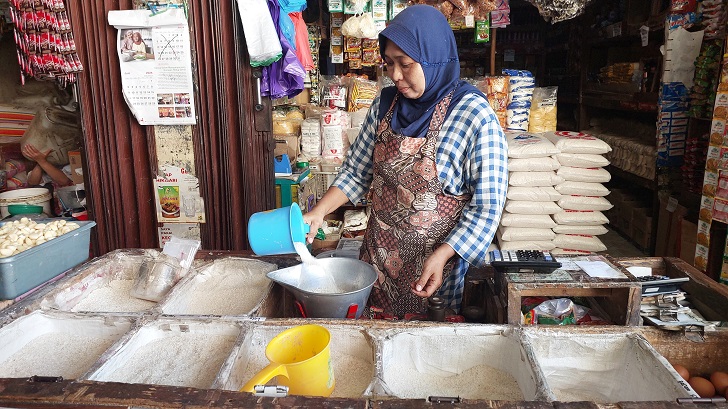 Pedagang menimbang beras di Pasar Boyolali, Selasa (4/6/2024).