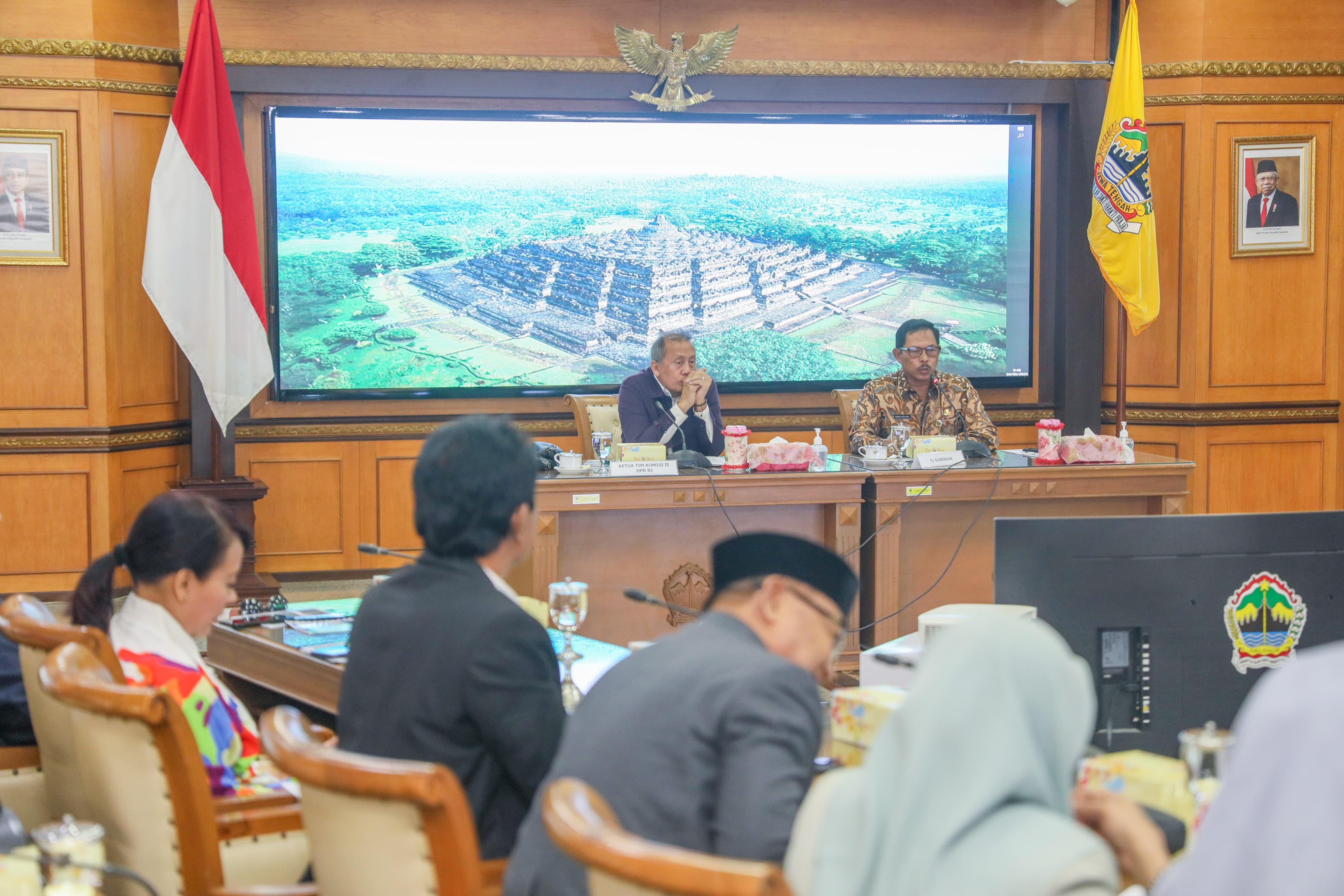 Pj Gubernur Jateng Nana Sudjana menerima kunjungan anggota Komisi II DPR RI di Kantor Gubernur Jawa Tengah, Selasa (4/6/2024).