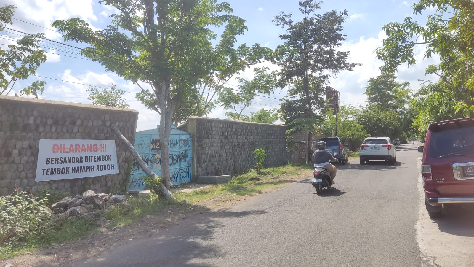 Kondisi sudut dinding Stadion Pringgodani Wonogiri yang miring dan disangga menggunakan kayu.