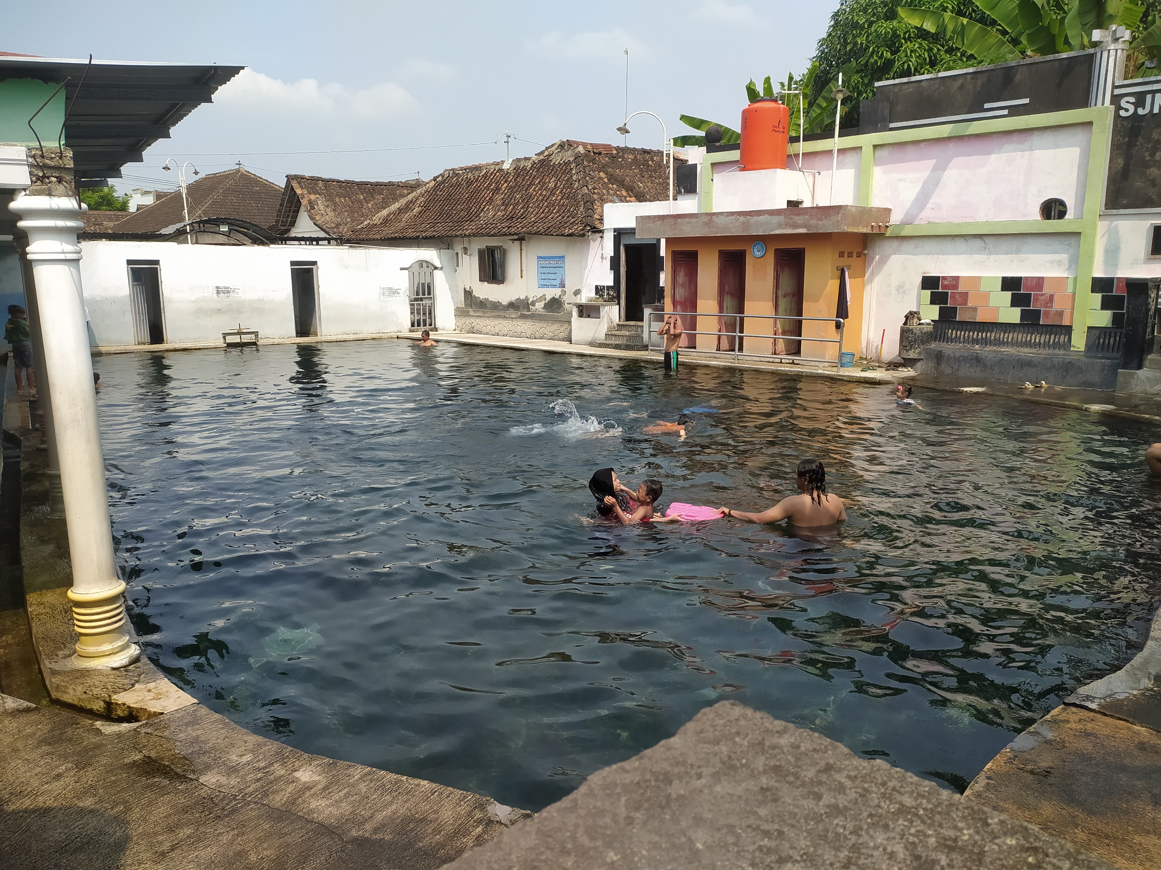 Suasana Umbul Pluneng Tirto Mulyani di Dukuh Miren, Desa Pluneng, Kecamatan Kebonarum, Klaten.