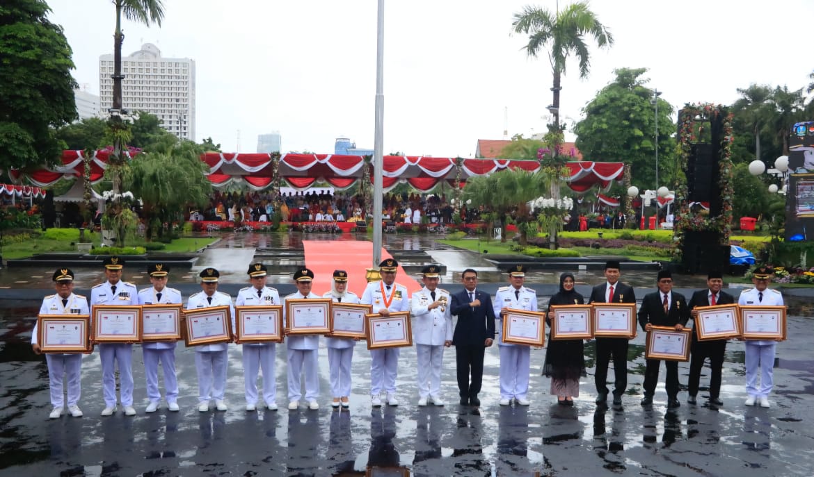 Sekda Klaten Jajang Prihono terima piagam penghargaan penyelenggaraan pemerintah daerah dari Mendagri Muhammad Tito Karnavian di Taman Surya Balai Kota Surabaya.