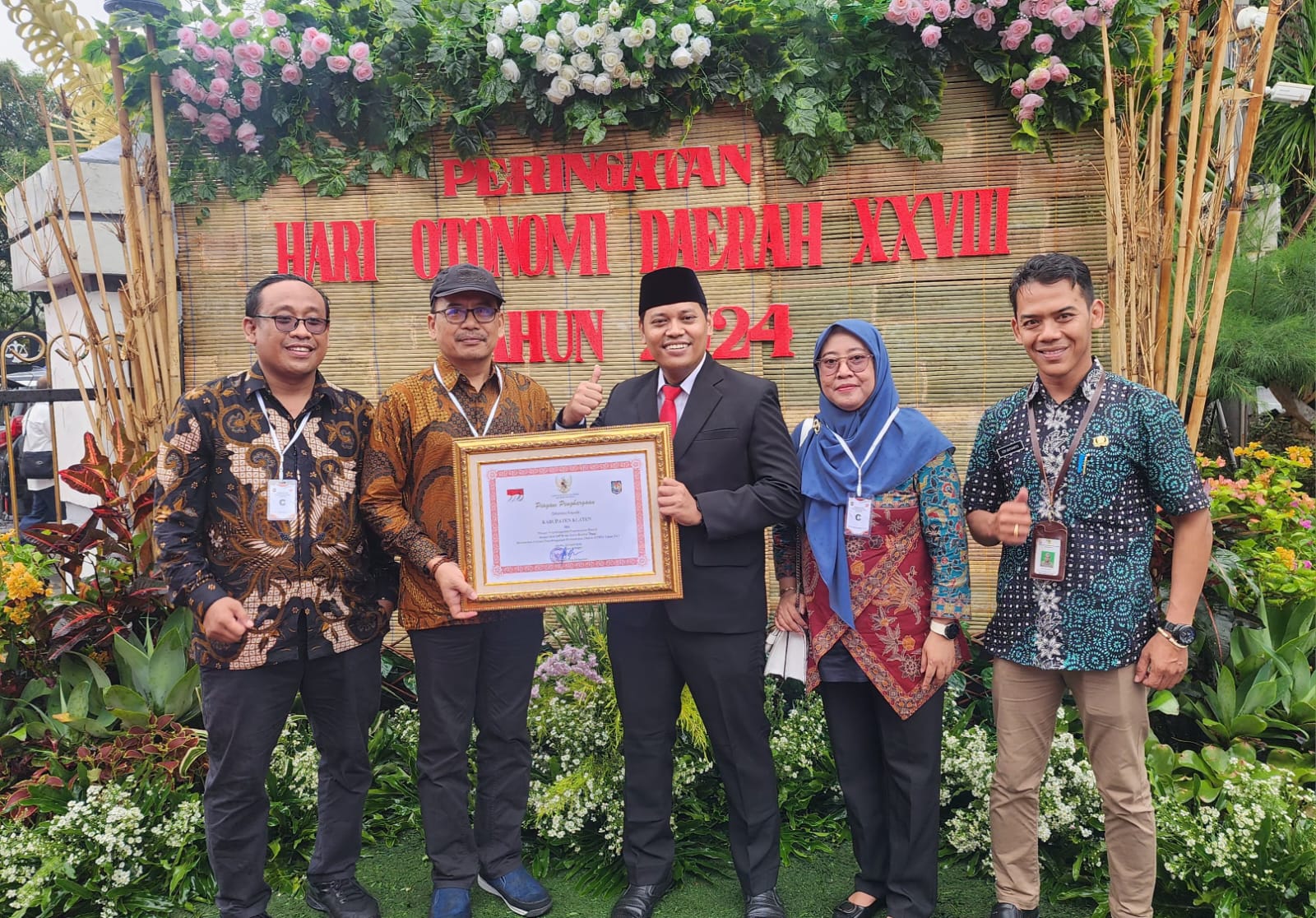 Sekda Klaten Jajang Prihono dengan Kabag Pemerintahan Setda Klaten saat menunjukan piagam penghargaan di Surabaya.