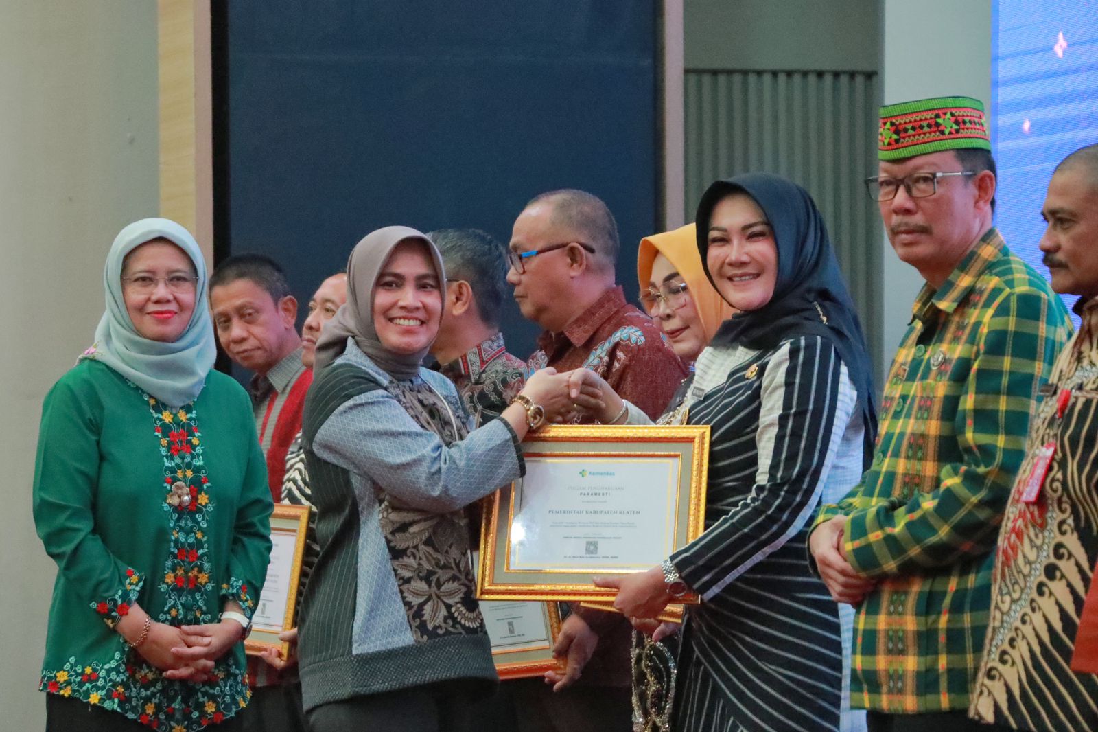 Bupati Klaten Sri Mulyani terima penghargaan Paramesti dari Kemenkes RI di Auditorium Siwabessy Gedung Prof Sujudi Kemenkes RI, Jakarta, Selasa (4/6/2024).