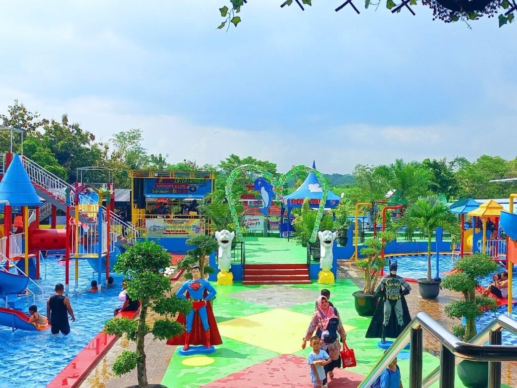 Suasana Dolphin Tugu Waterpark yang terletak di Desa Tugu, Kecamatan Jumantono, Kabupaten Karanganyar.