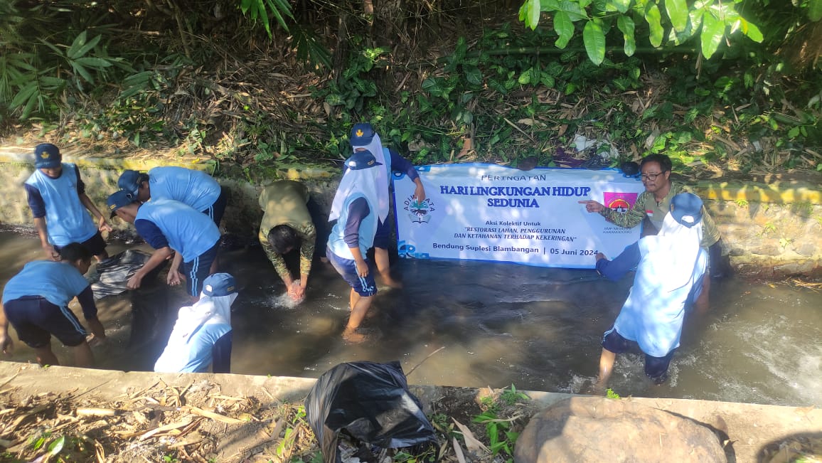 Kegiatan perawatan berupa pembersihan sedimentasi dan sampah pada saluran irigasi di Bendung Suplesi Blambangan, Desa Kebonharjo, Polanharjo, Klaten, Rabu (5/6/2024).