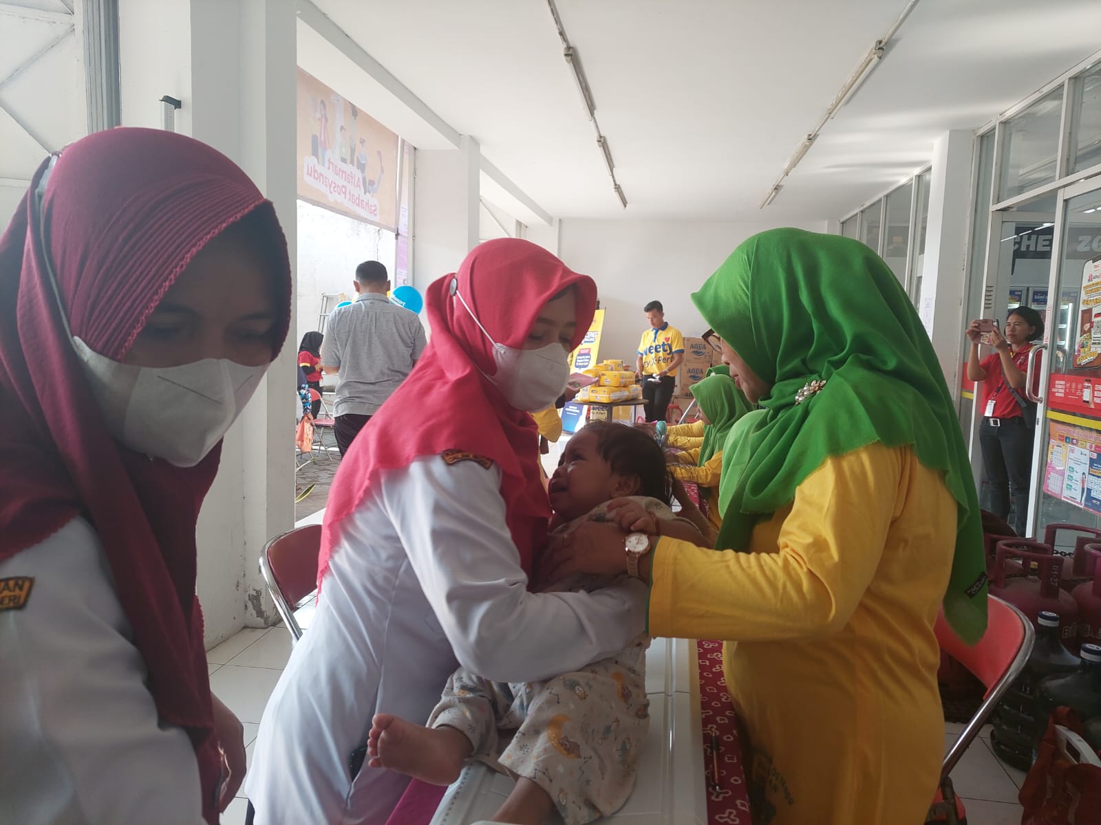 Alfamart dan Sweety Dry X-Pert jalankan Posyandu di 100 titik selama periode Juni-Agustus 2024.