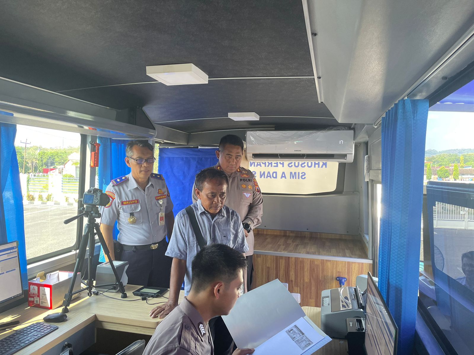 Warga menjajal layanan SIM Keliling saat launching di Satpas SIM Pres Wonogiri, Rabu (5/6/2024).