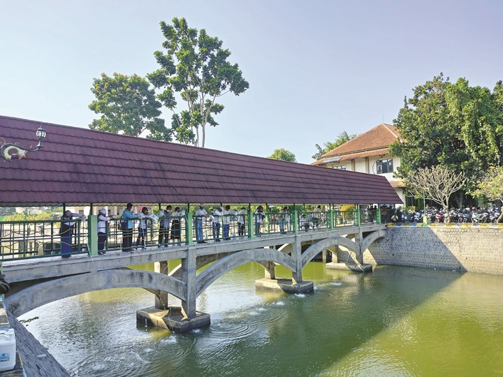 Cairan ecoenzyme disiram ke danau UNS, Rabu (5/6).