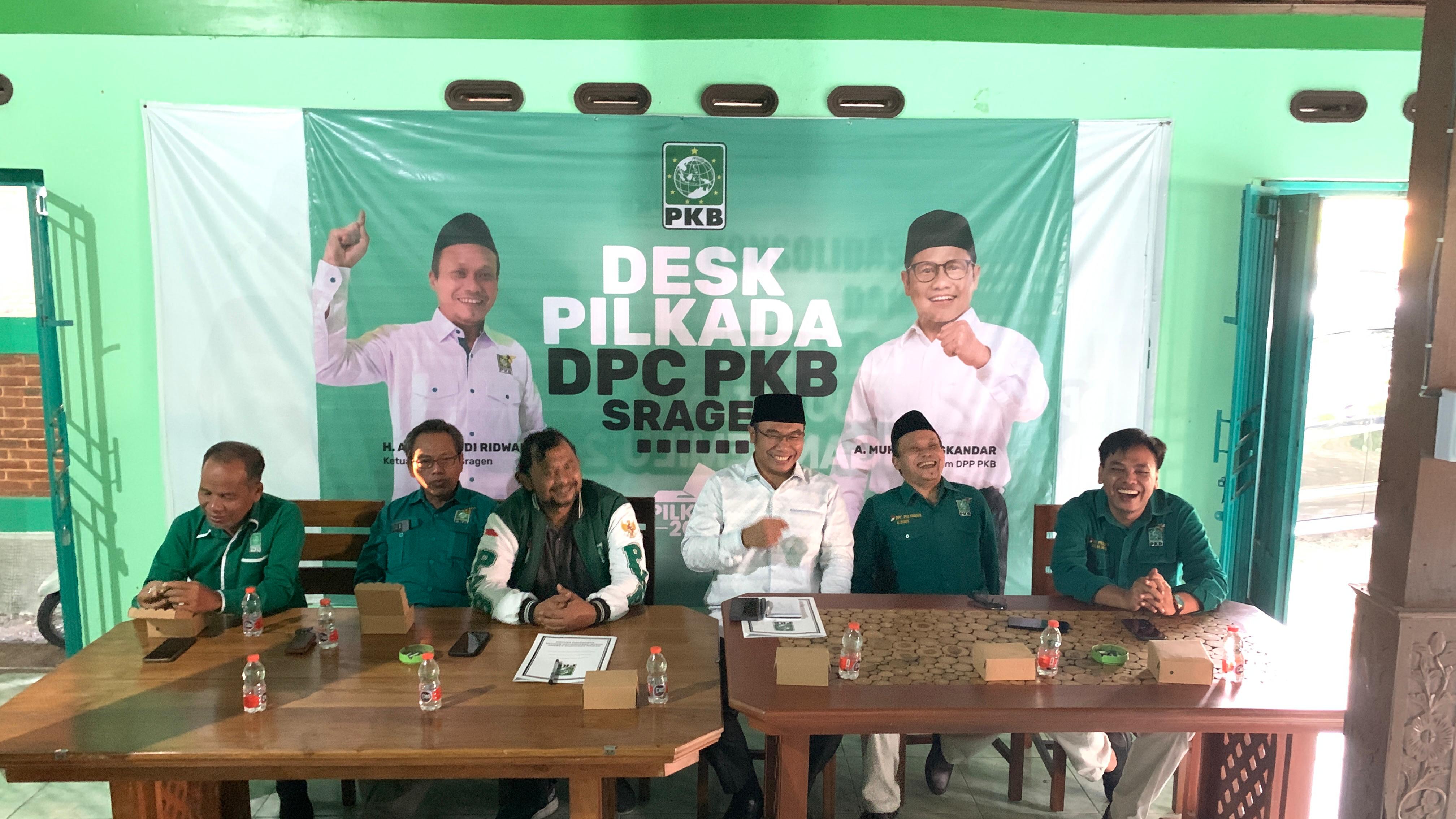 Sigit Pamungkas (tiga dari kanan) menyerahkan berkas pendaftaran bacabup ke kantor DPC PKB Sragen, Rabu (5/6). (Ahmad Khairudin/Radar Solo)
