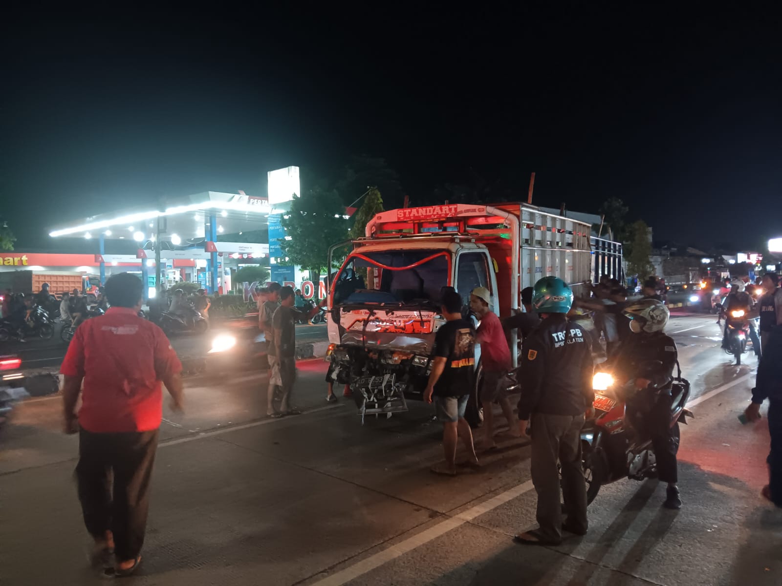 Truk bernomor polisi AD 8453 BG yang terlibat kecelakaan di Jalan Jogja-Solo, Klaten Selatan, Rabu (5/6) malam. (Angga Purenda/Radar Solo)