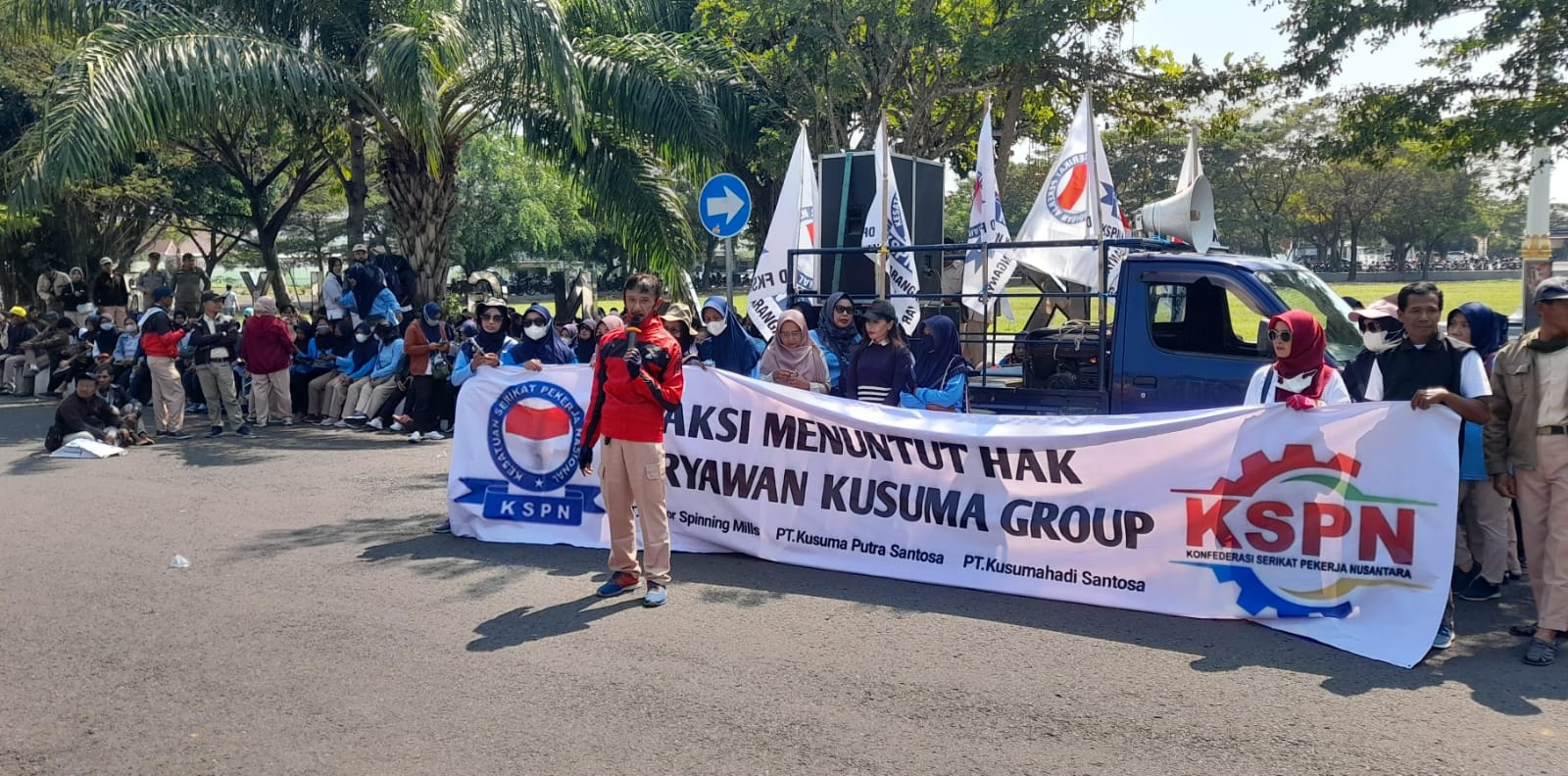 Karyawan pabrik tekstil Kusuma Group gelar aksi di depan kantor bupati Karanganyar, Rabu (5/6/2024).