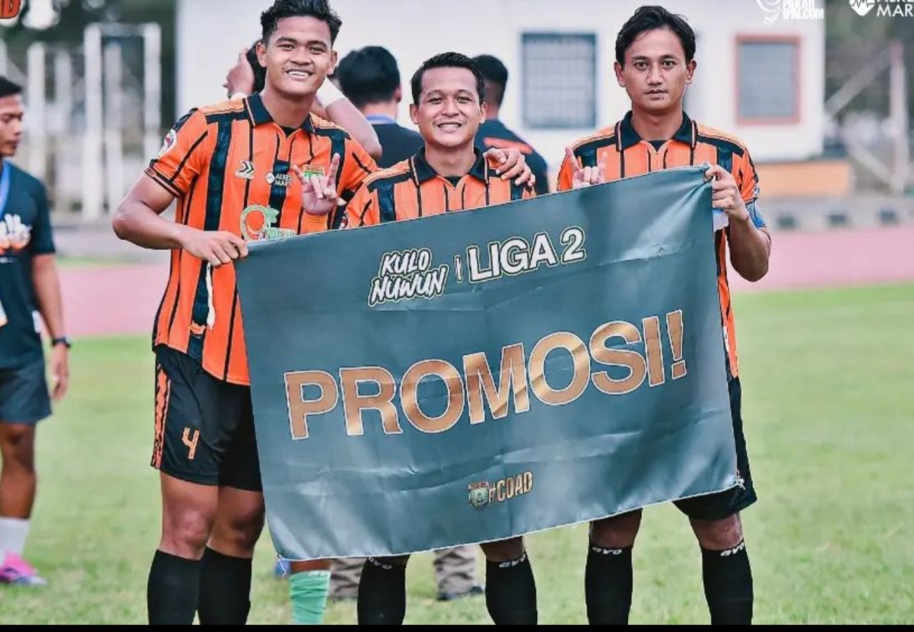 Diego Banowo (kanan)) saat bersama dua pemain Persibo Bojonegoro di LAGA liga 3 nasional