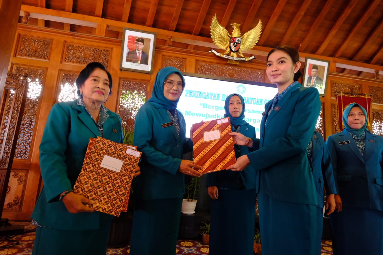 Ketua TP PKK Kota Solo Selvi Ananda dalam acara syukuran HKG PKK ke-52, Kamis (6/6/2024). (Silvester Kurniawan/Radar Solo)