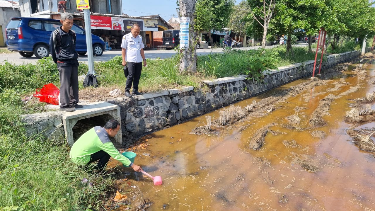 Petugas DLH Sukoharjo mengambil sampel tanah lahan pertanian di Kelurahan Sonorejo, Kecamatan/Kabupaten Sukoharjo yang tercemar limbah, Rabu (5/6/2024).