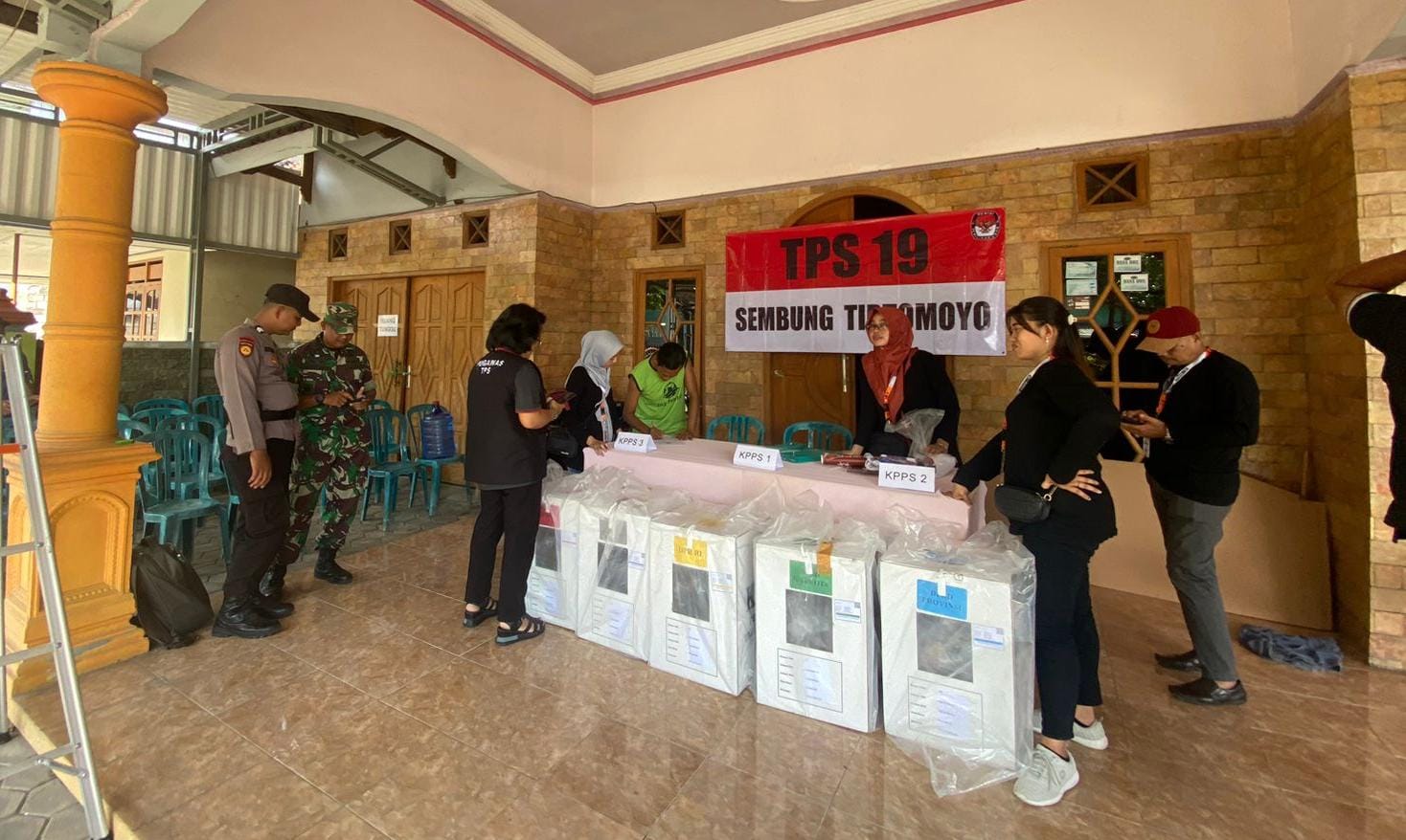 Ilustrasi distribusi logistik di TPS Kecamatan Tirtomoyo, Wonogiri pada Pemilu 2024.