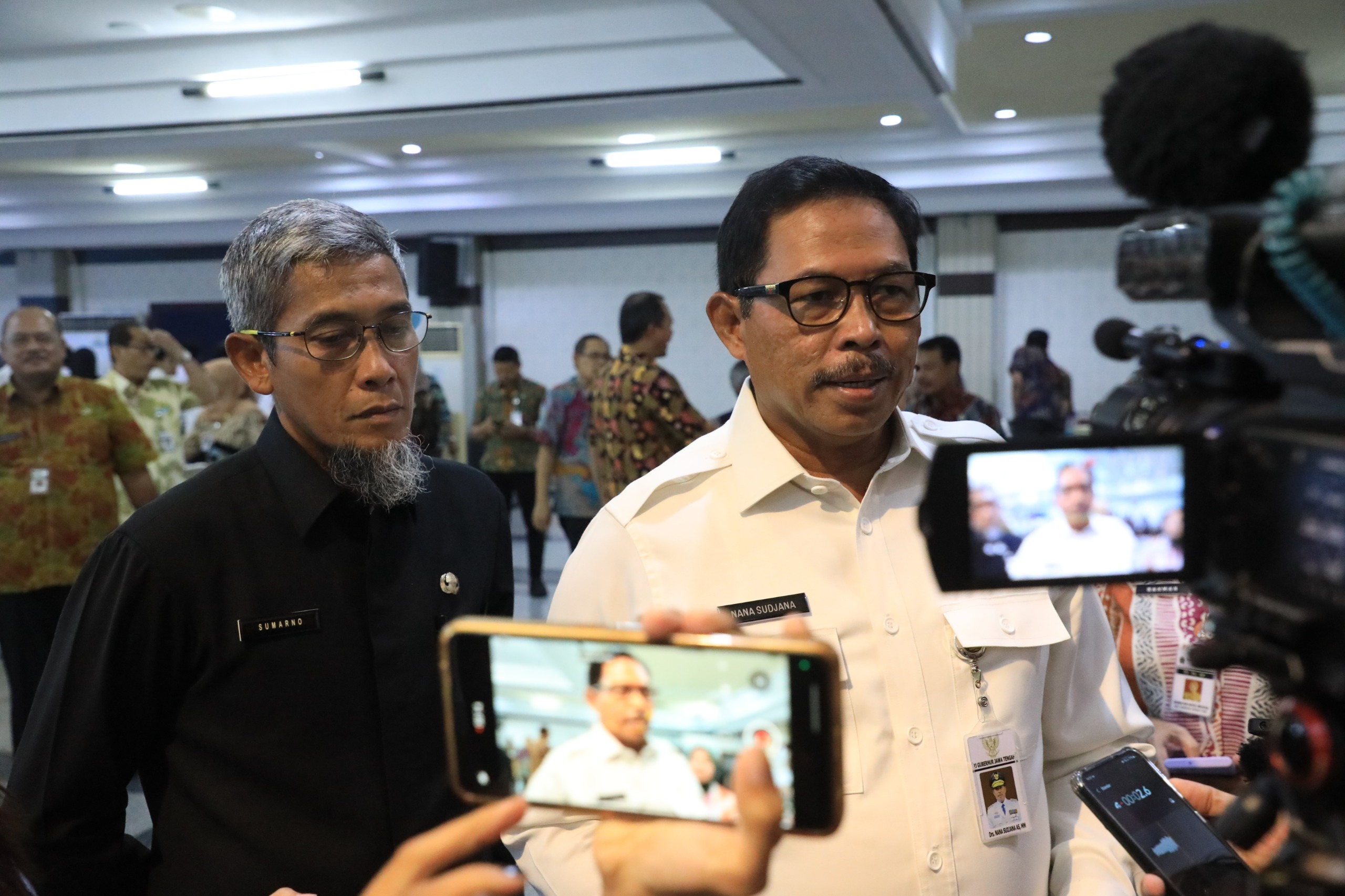 Pj Gubernur Jateng Nana Sudjana beri keterangan pers terkait netralitas ASN pada Pilkada Serentak 2024.