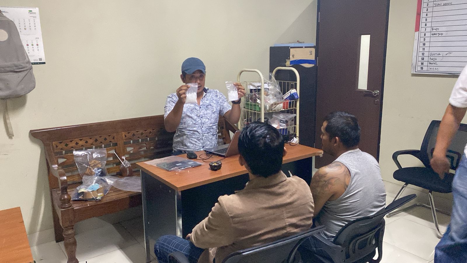 Penyidik Polres Sukoharjo tunjukkan barang bukti sabu yang disita dari tangan JP, warga Kartasura.