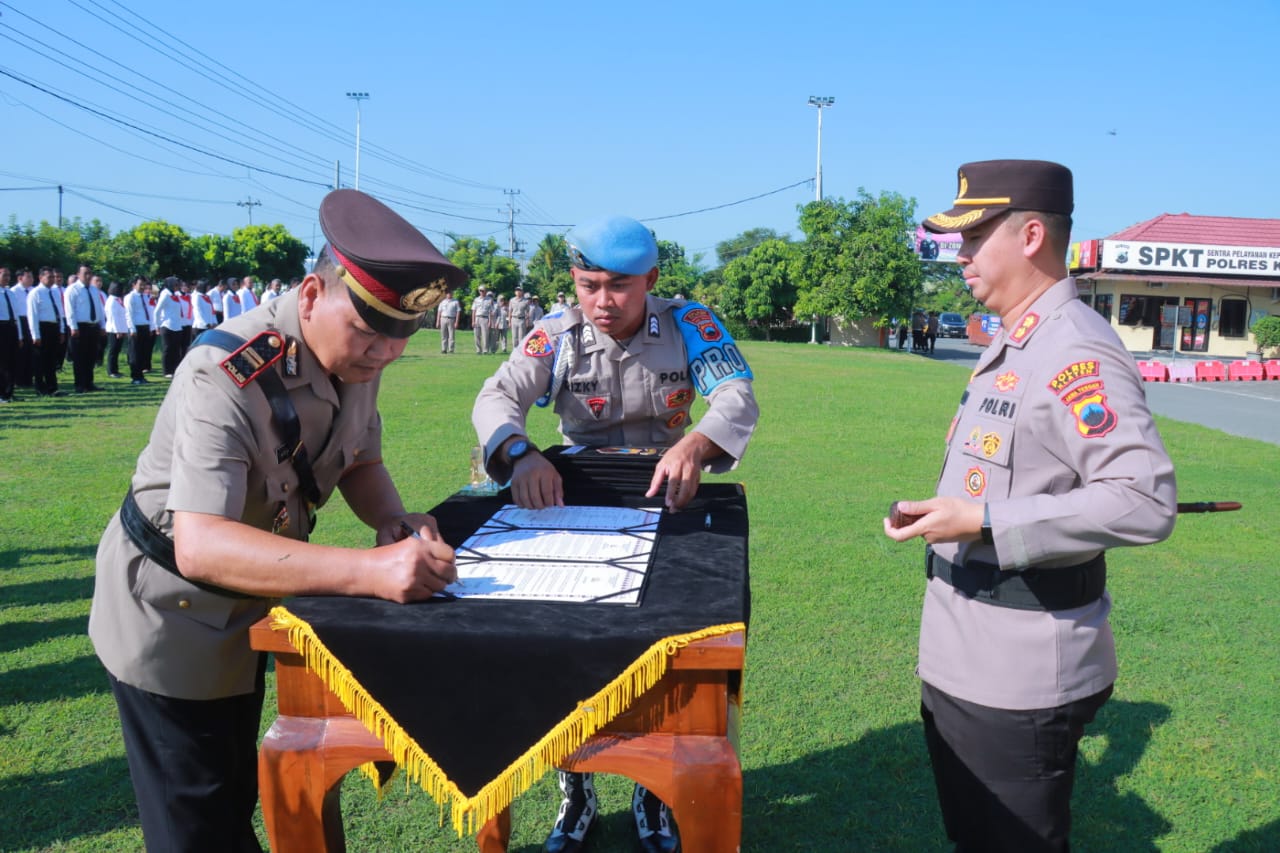 Kapolres Klaten AKBP Warsono (kanan) merotasi 11 perwira jajarannya, Kamis (6/6). (Angga Purenda/Radar Solo)